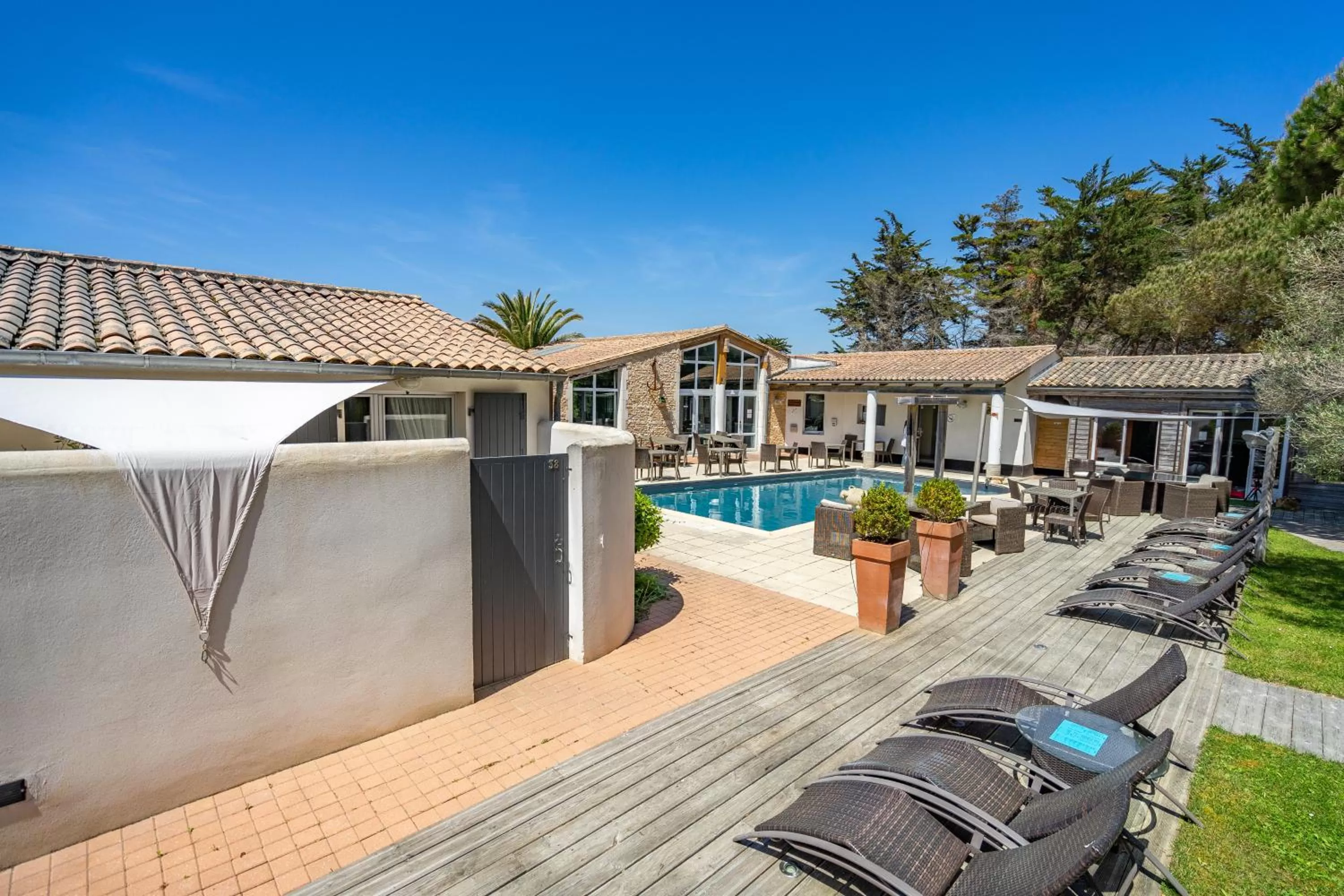 Patio in Hôtel Restaurant & Spa Plaisir