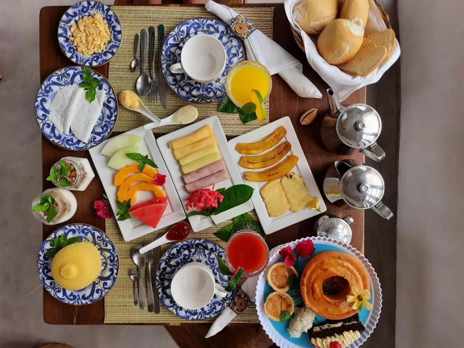 Food and drinks in Arataba Hotel Boutique e Bistrô - 150 mts do mar