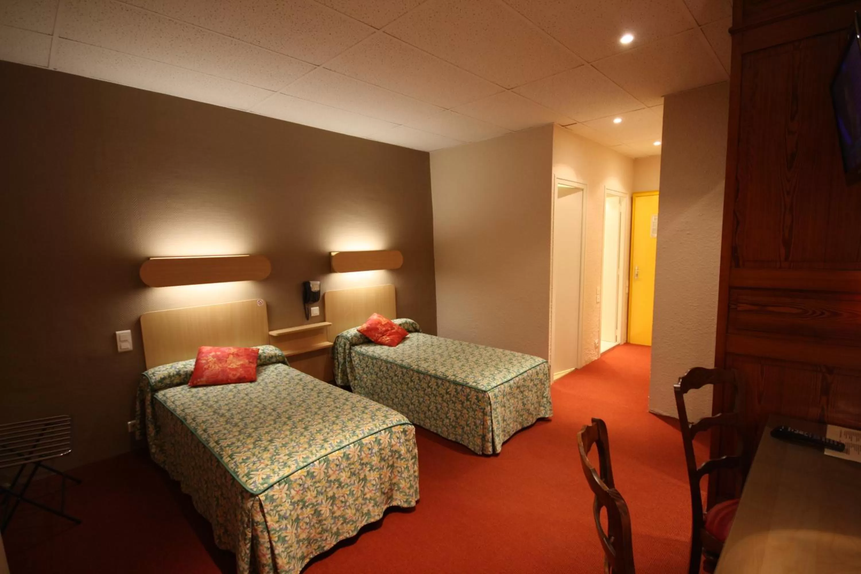 Photo of the whole room, Bed in Logis Hotel L'ange Couronne