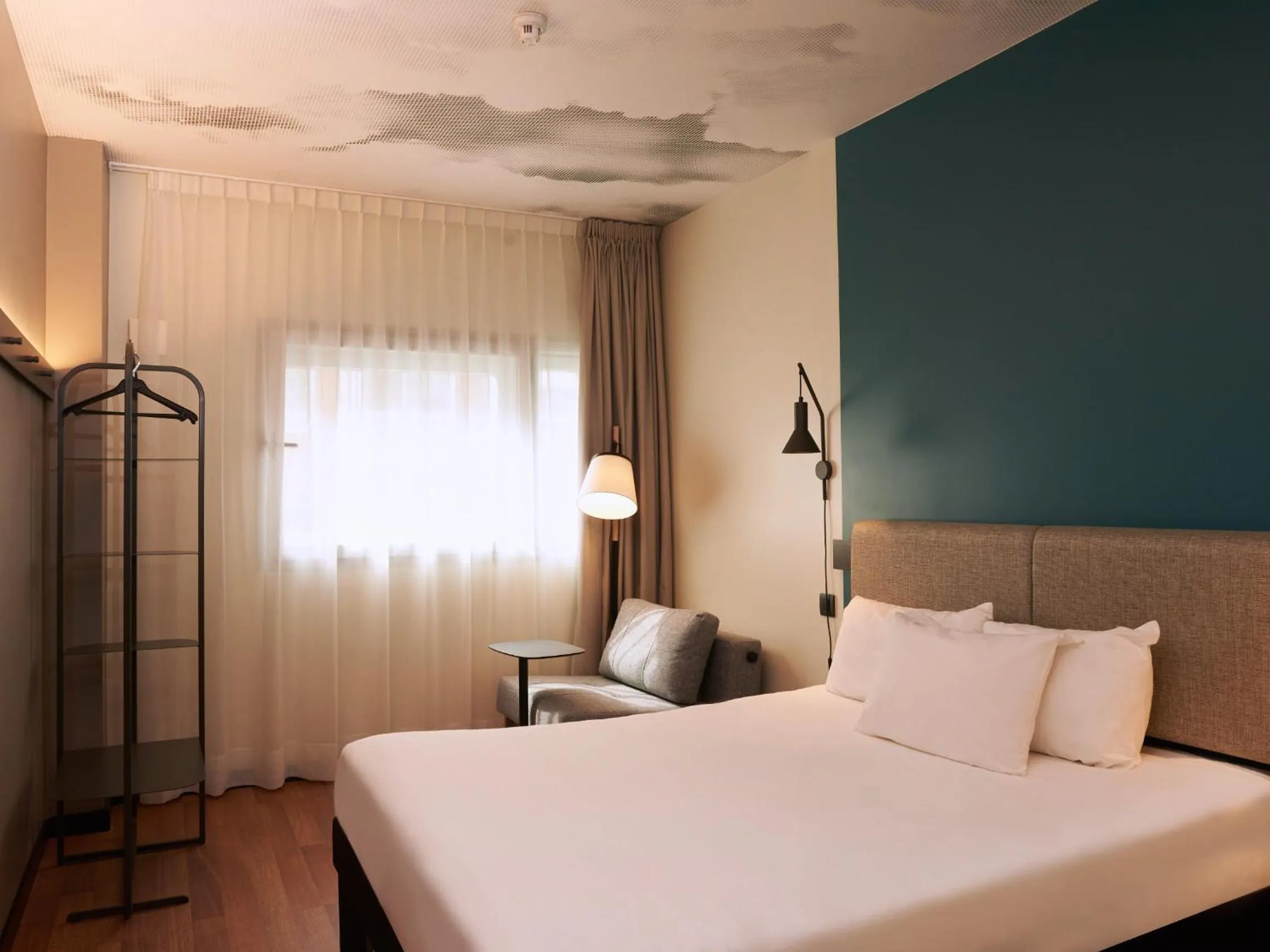 Property building, Bed in Ibis Madrid Aeropuerto Barajas
