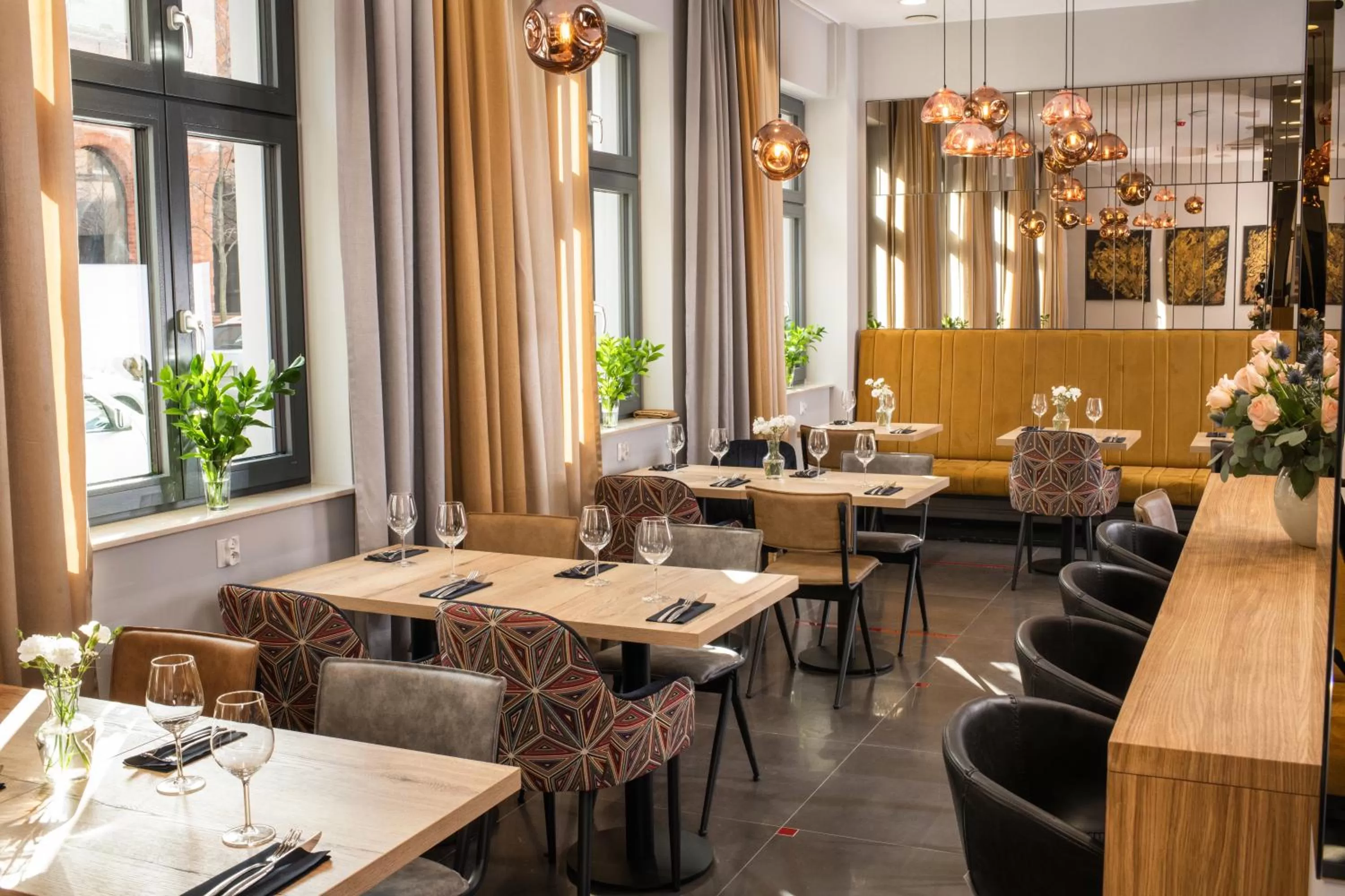 Restaurant/places to eat in Xerion Hotel