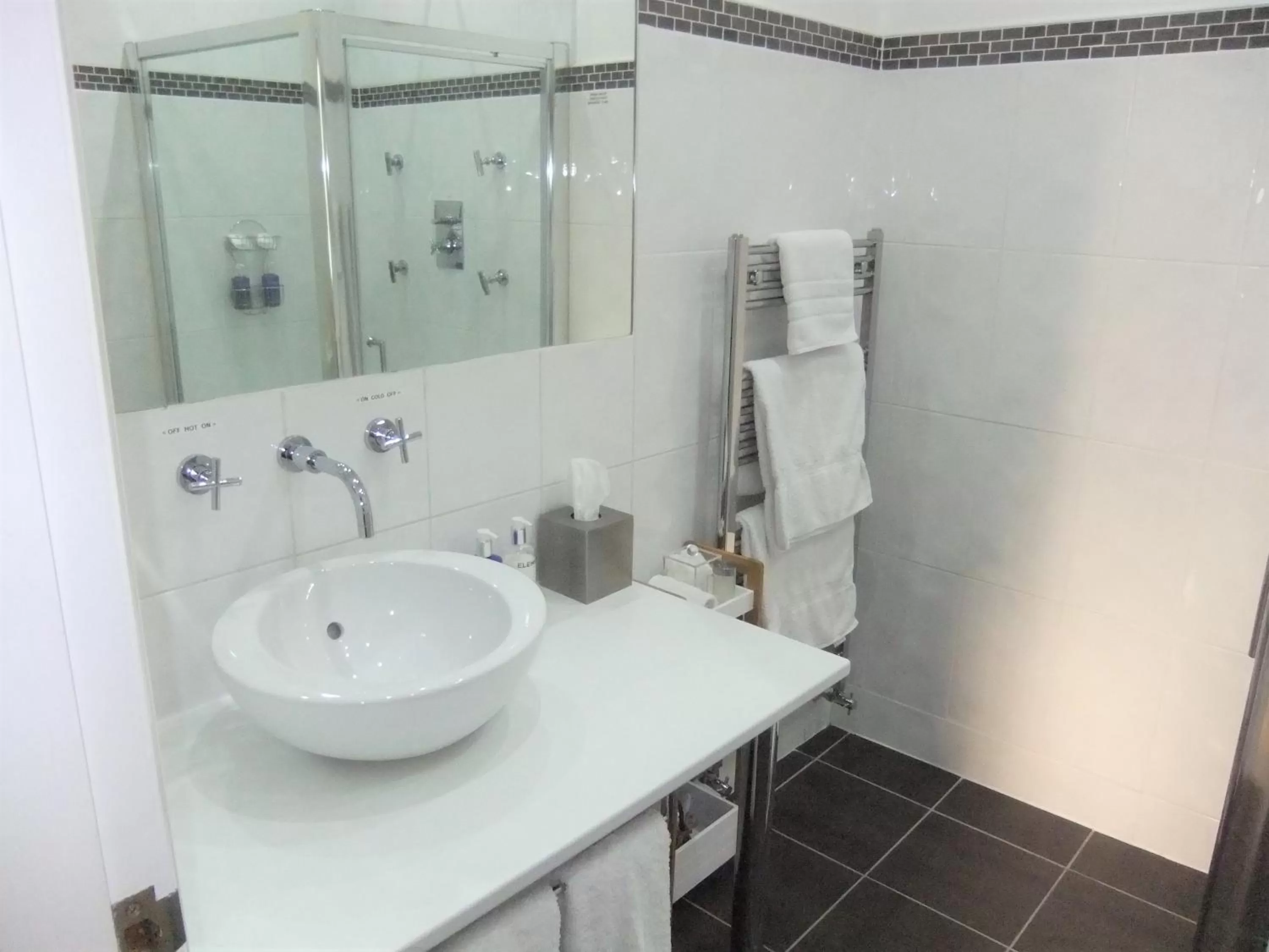 Photo of the whole room in FourRooms - Couples Only