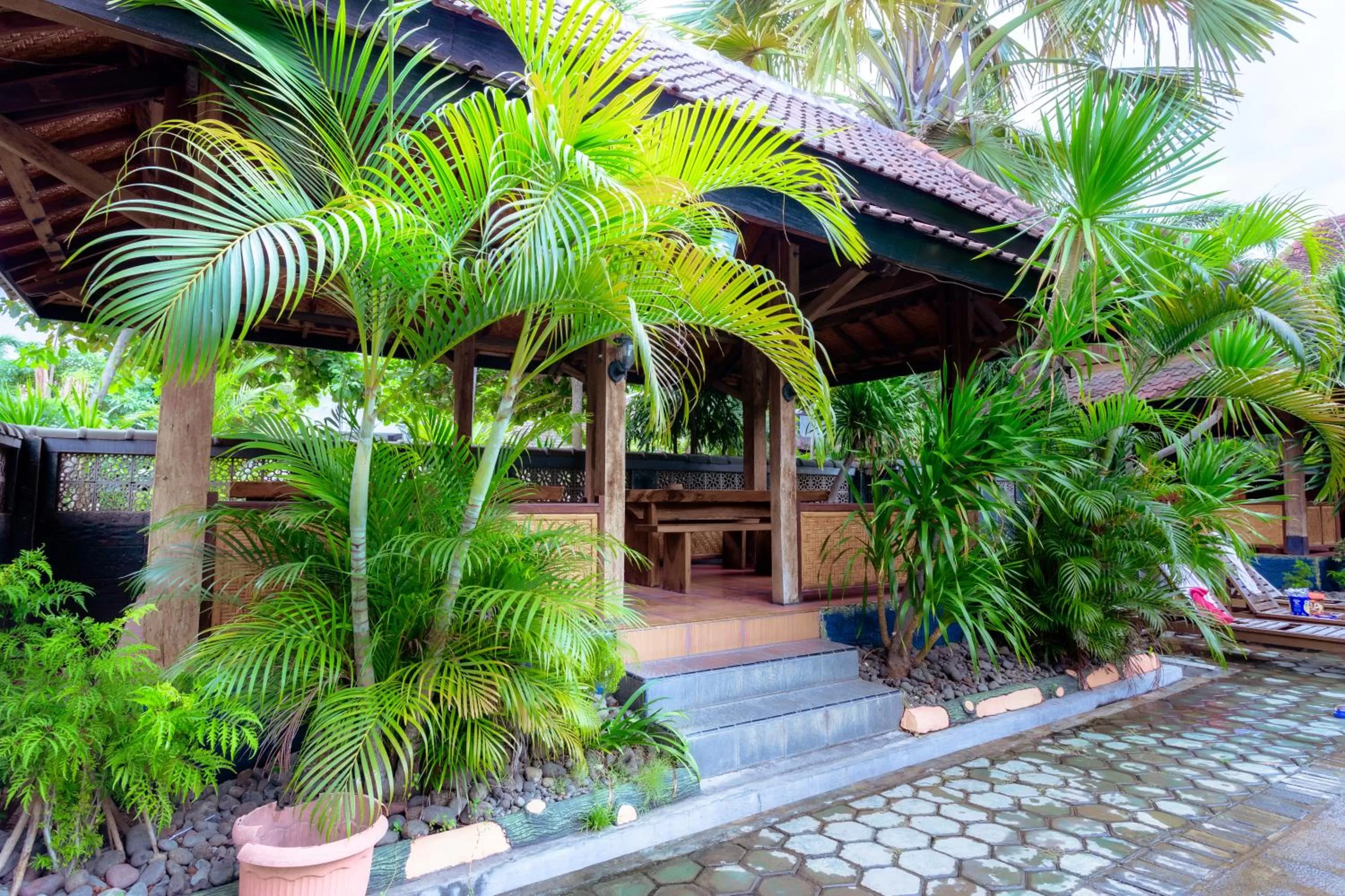 Seating area in Hotel Mahkota Plengkung by ecommerceloka
