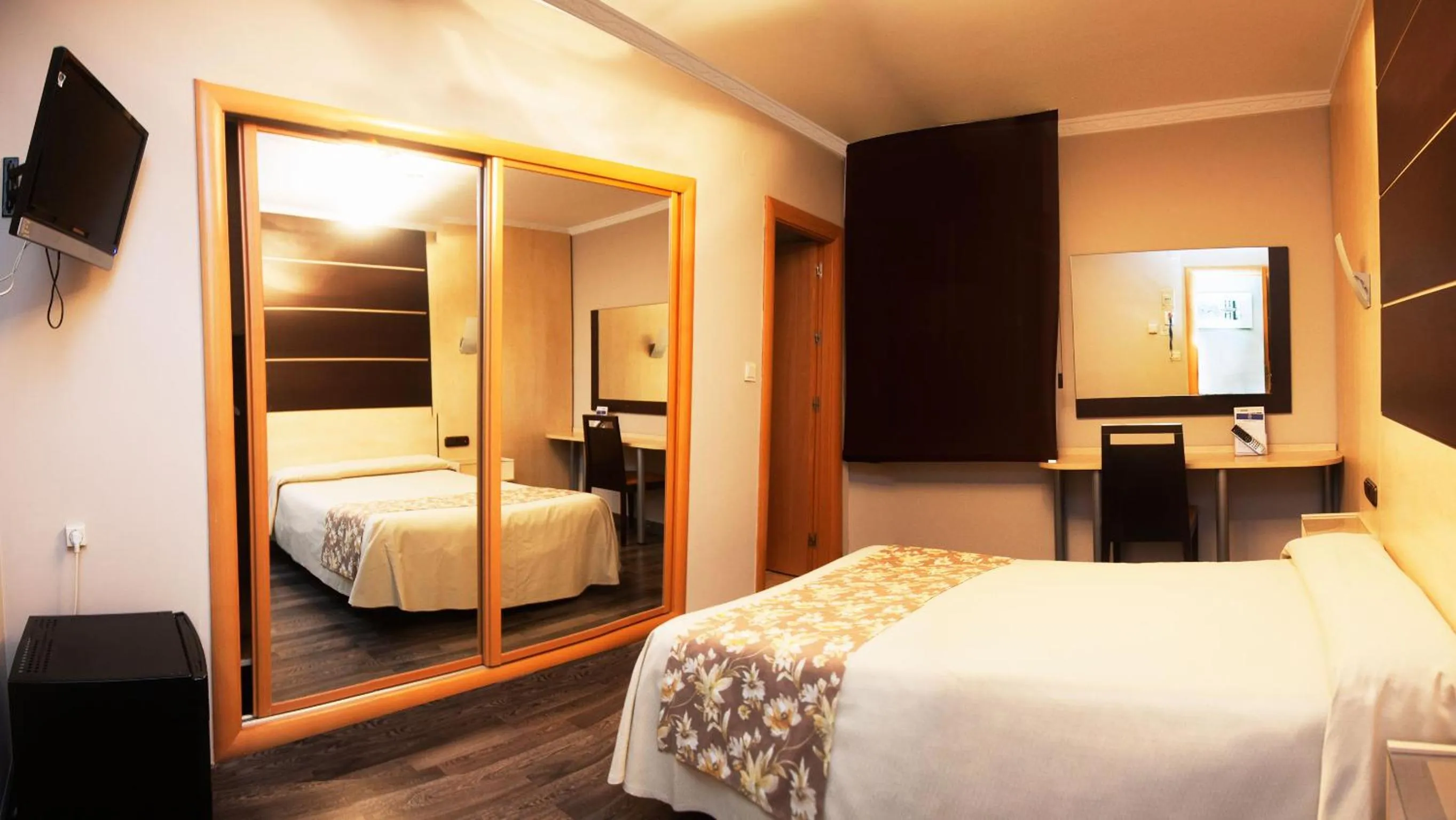 Photo of the whole room, Bed in Hotel Universal by Maxi Hoteles