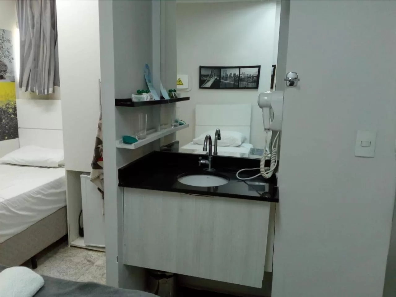 Bathroom, Kitchen/Kitchenette in Compacto Hotel Alphaville Campinas
