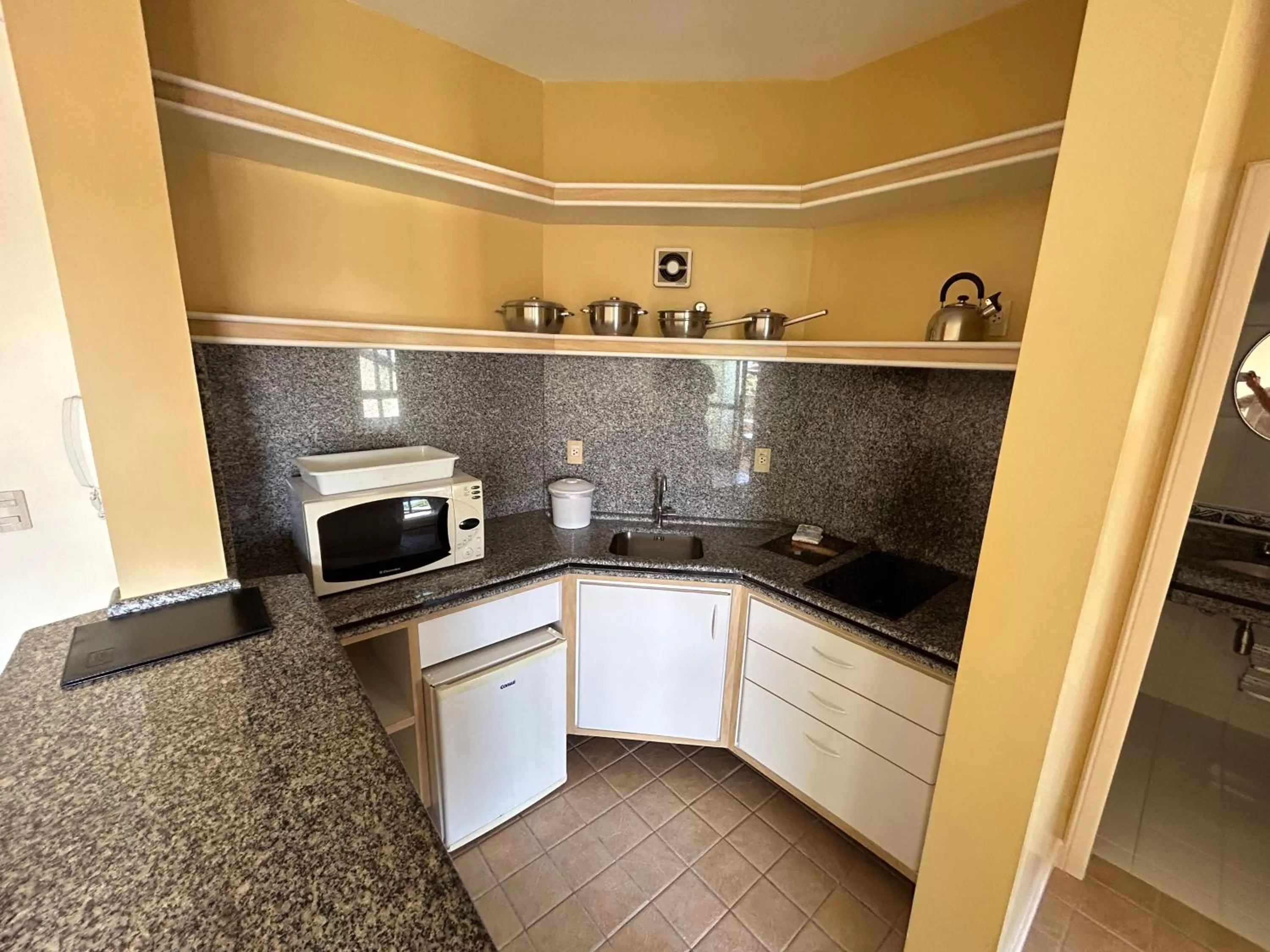 kitchen, Kitchen/Kitchenette in Golfinhos Apart Hotel