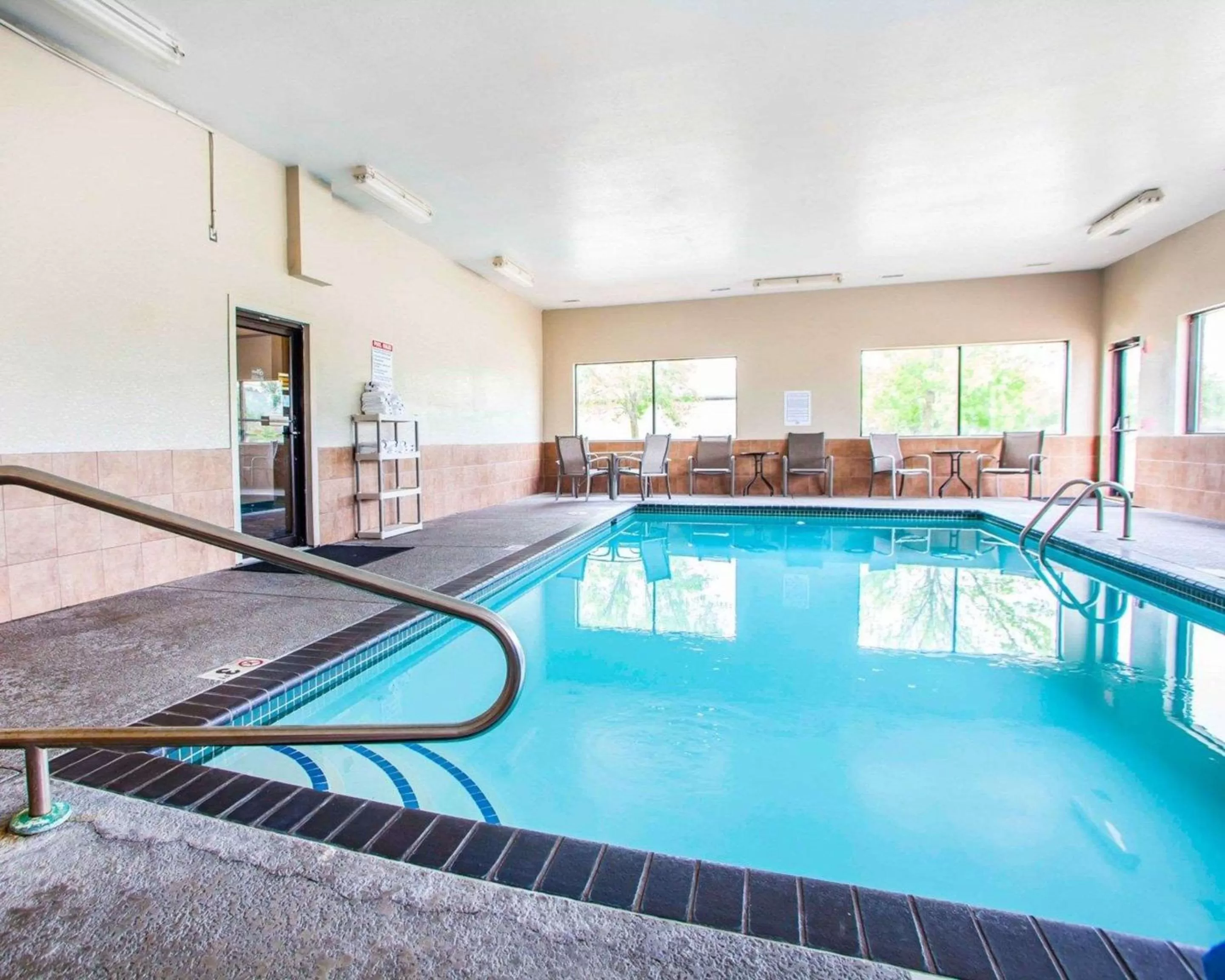 Swimming pool in Quality Inn & Suites Ankeny-Des Moines