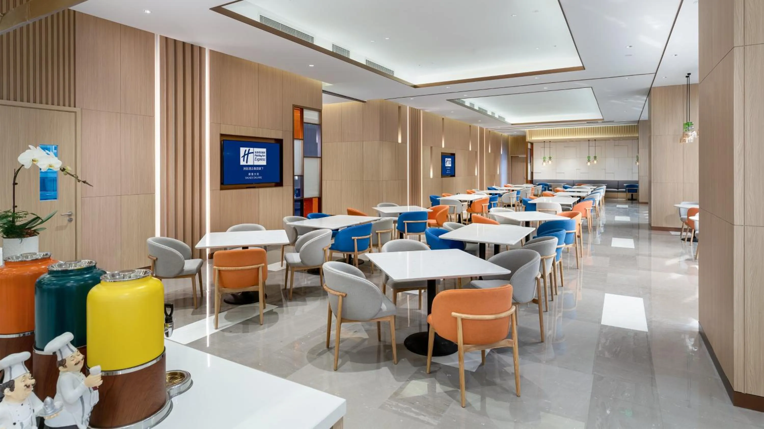 Restaurant/places to eat in Holiday Inn Express Shunde Daliang by IHG