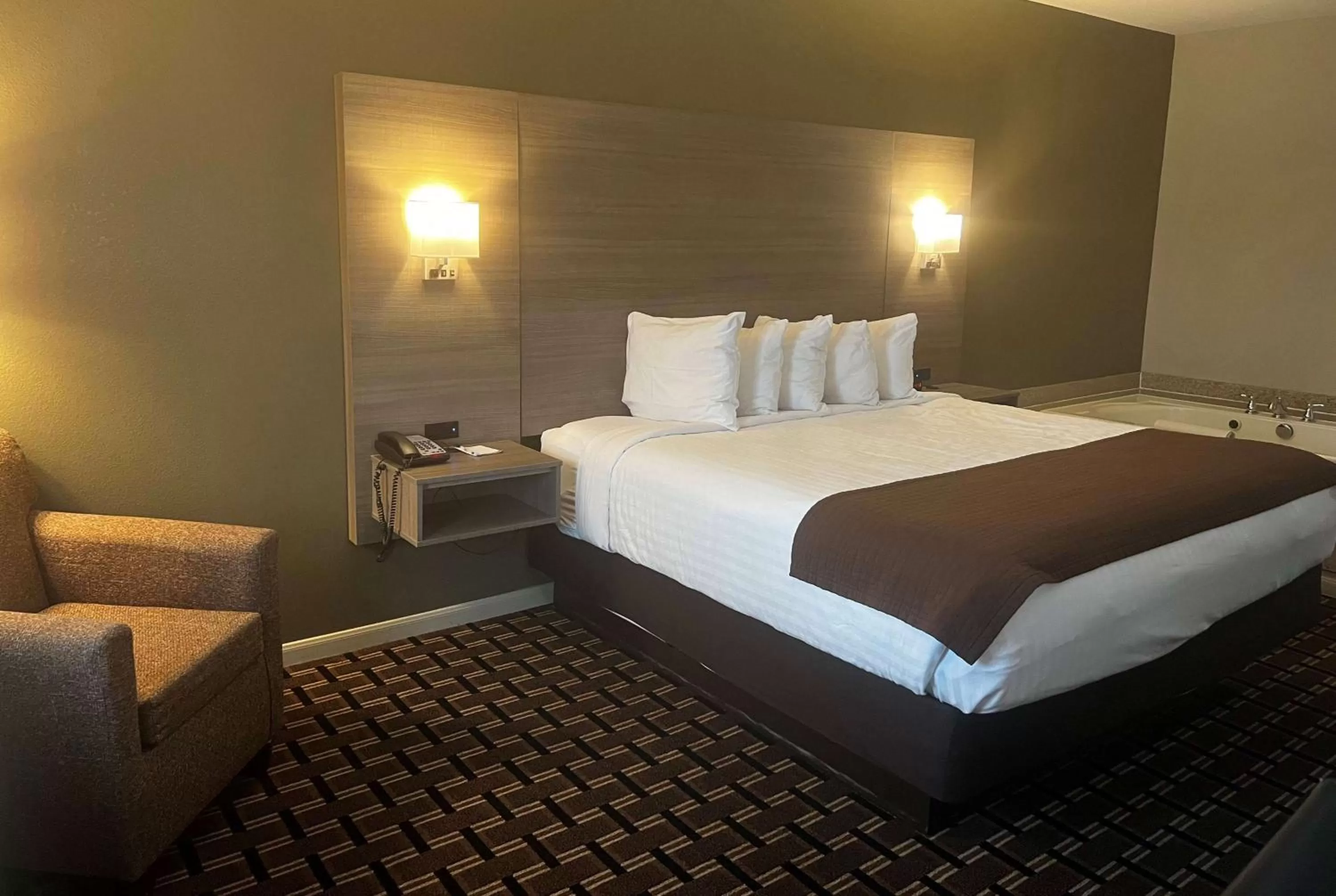 Photo of the whole room, Bed in Baymont by Wyndham Columbus