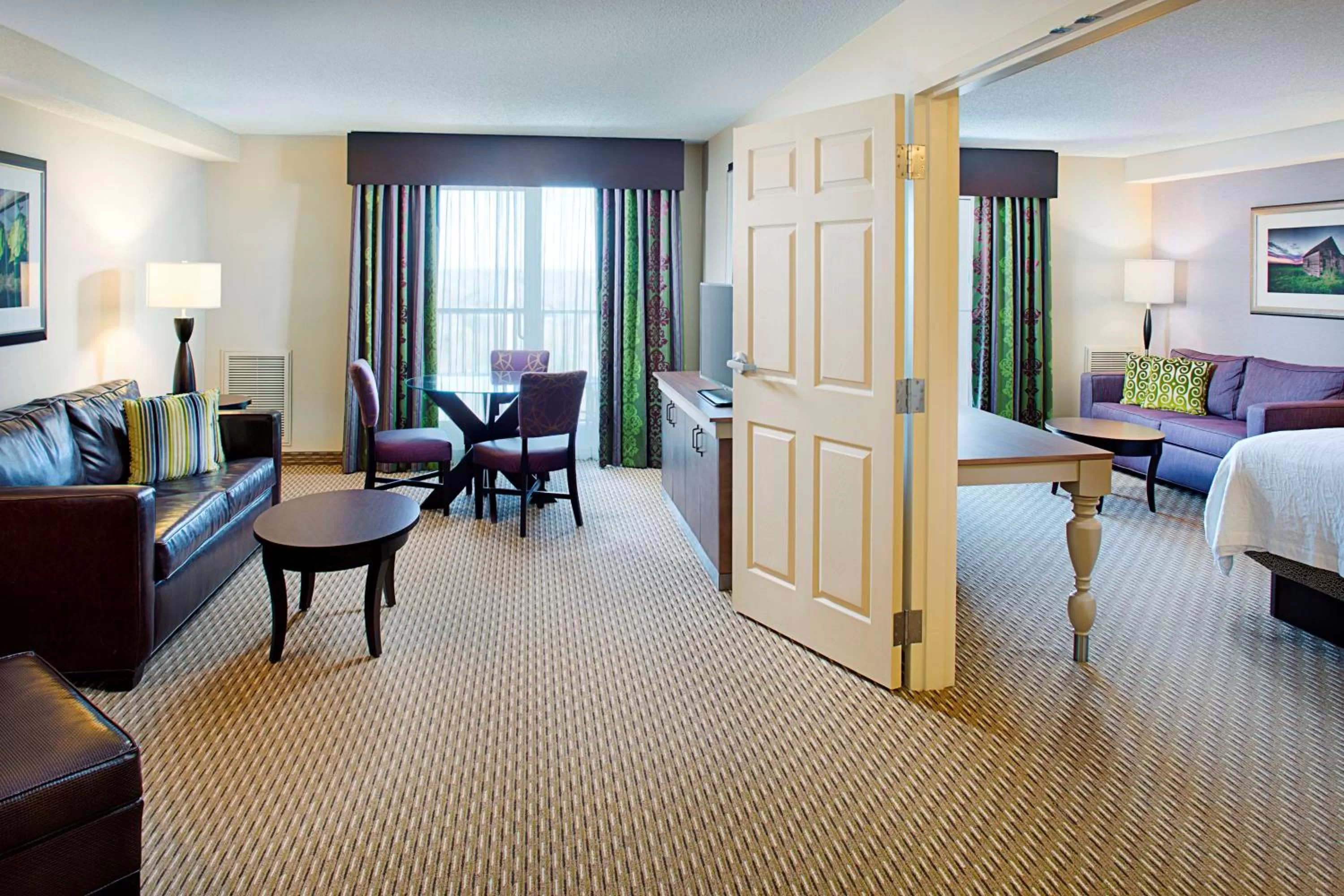 Living room, Bed in Hilton Garden Inn Hartford North-Bradley International Airport