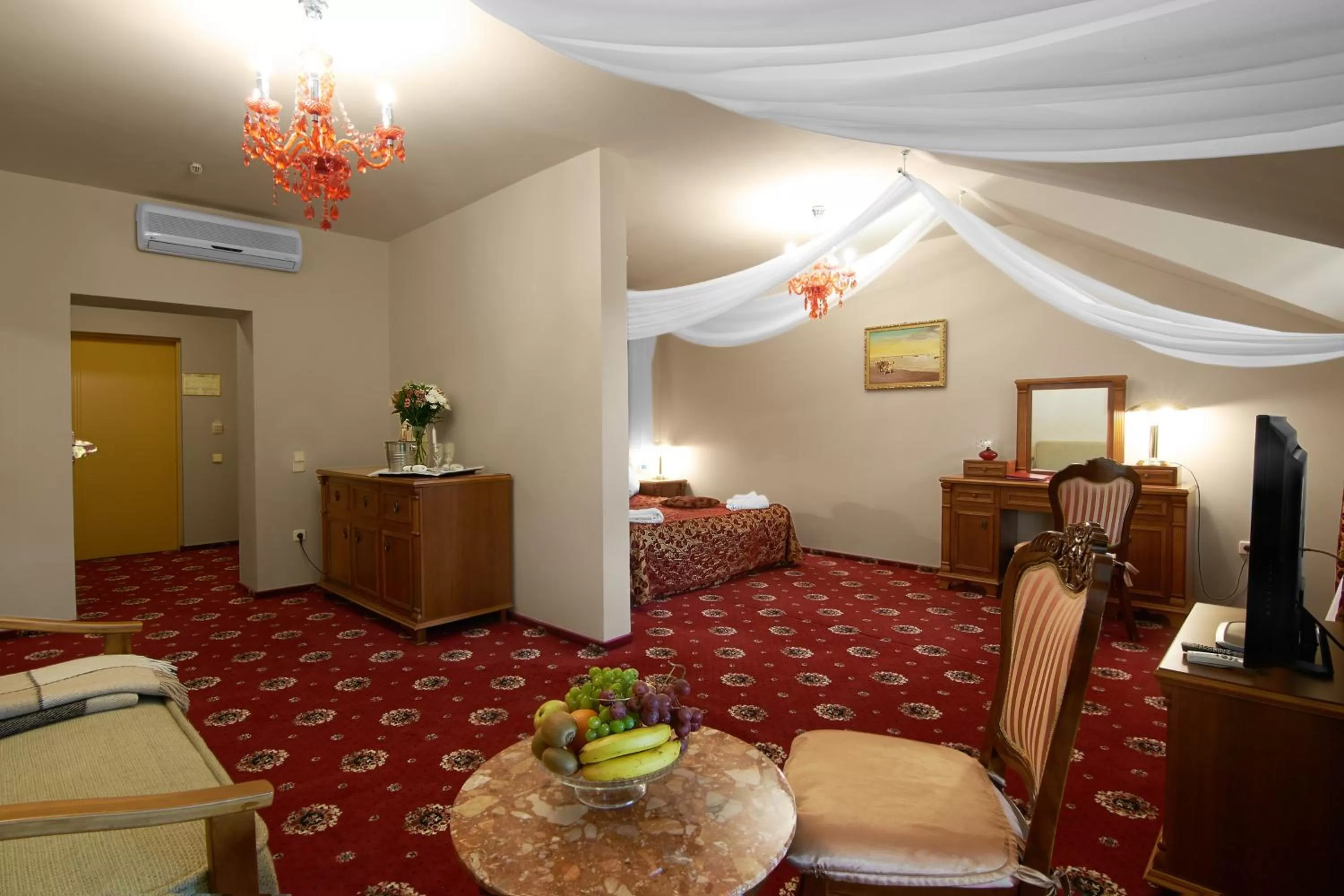 Photo of the whole room, Seating Area in Oscar