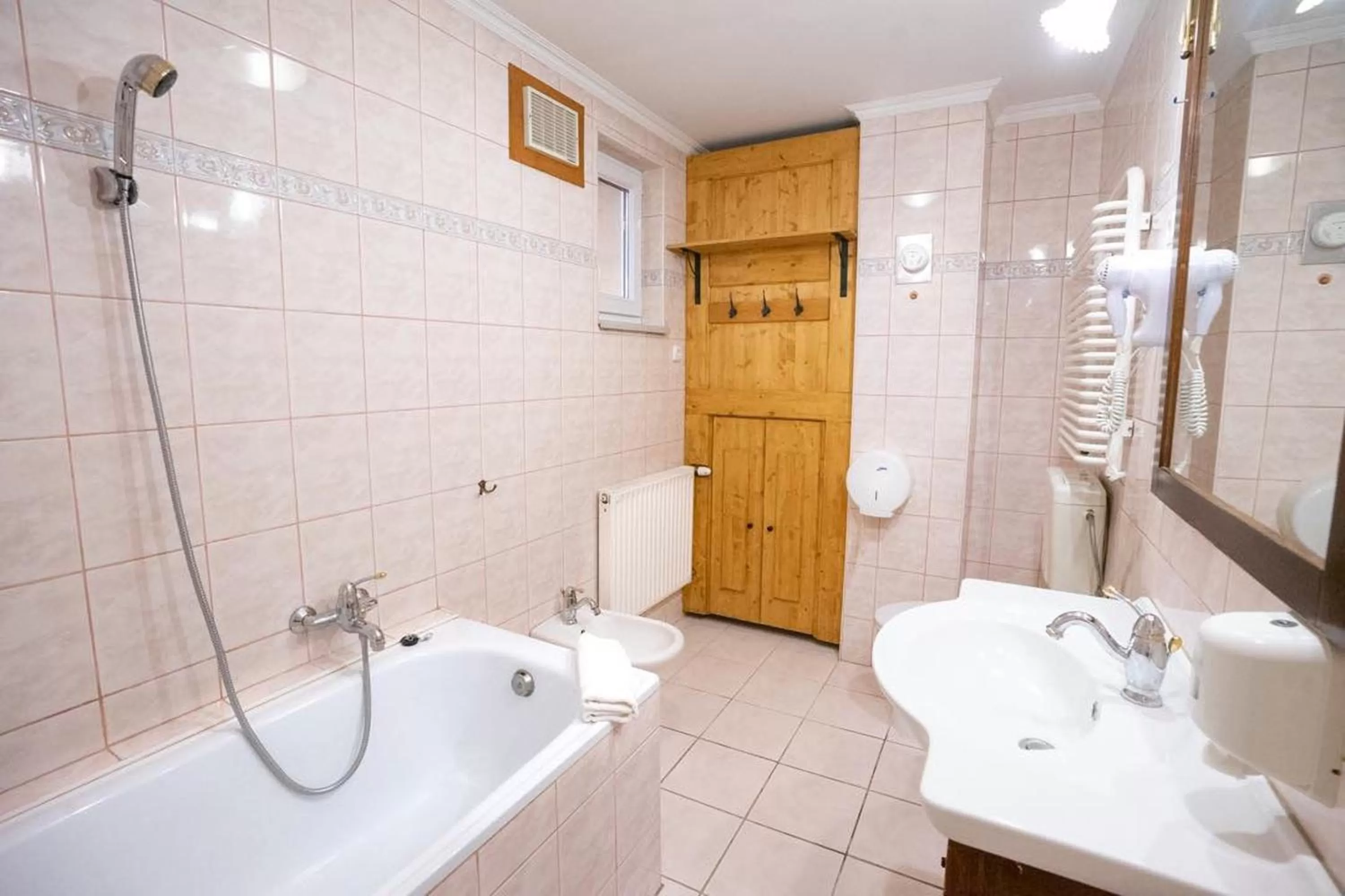 Bathroom in Vadvirág Vendéglő és Panzió