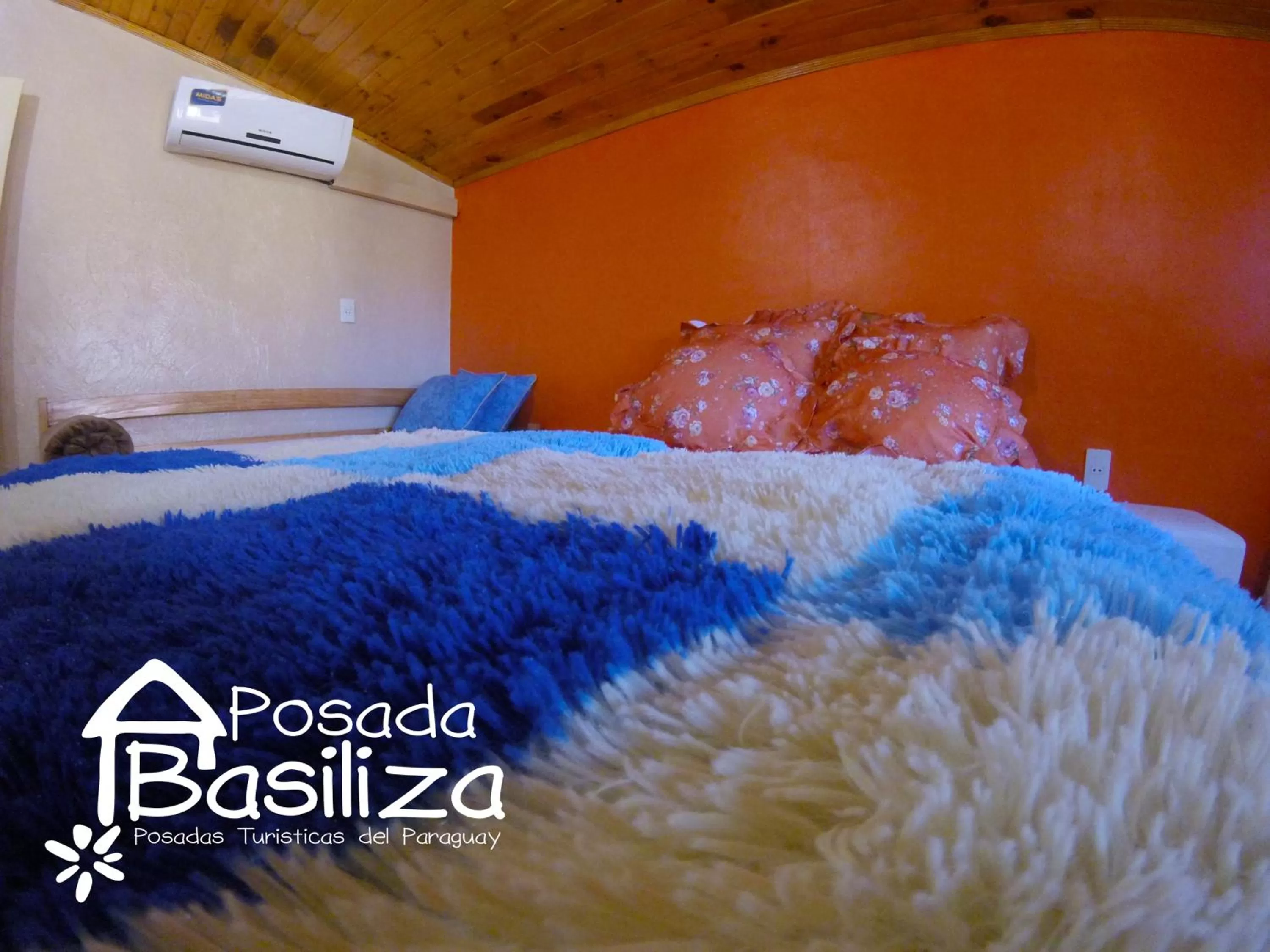 Photo of the whole room, Bed in Posada Basiliza, Encarnación PY