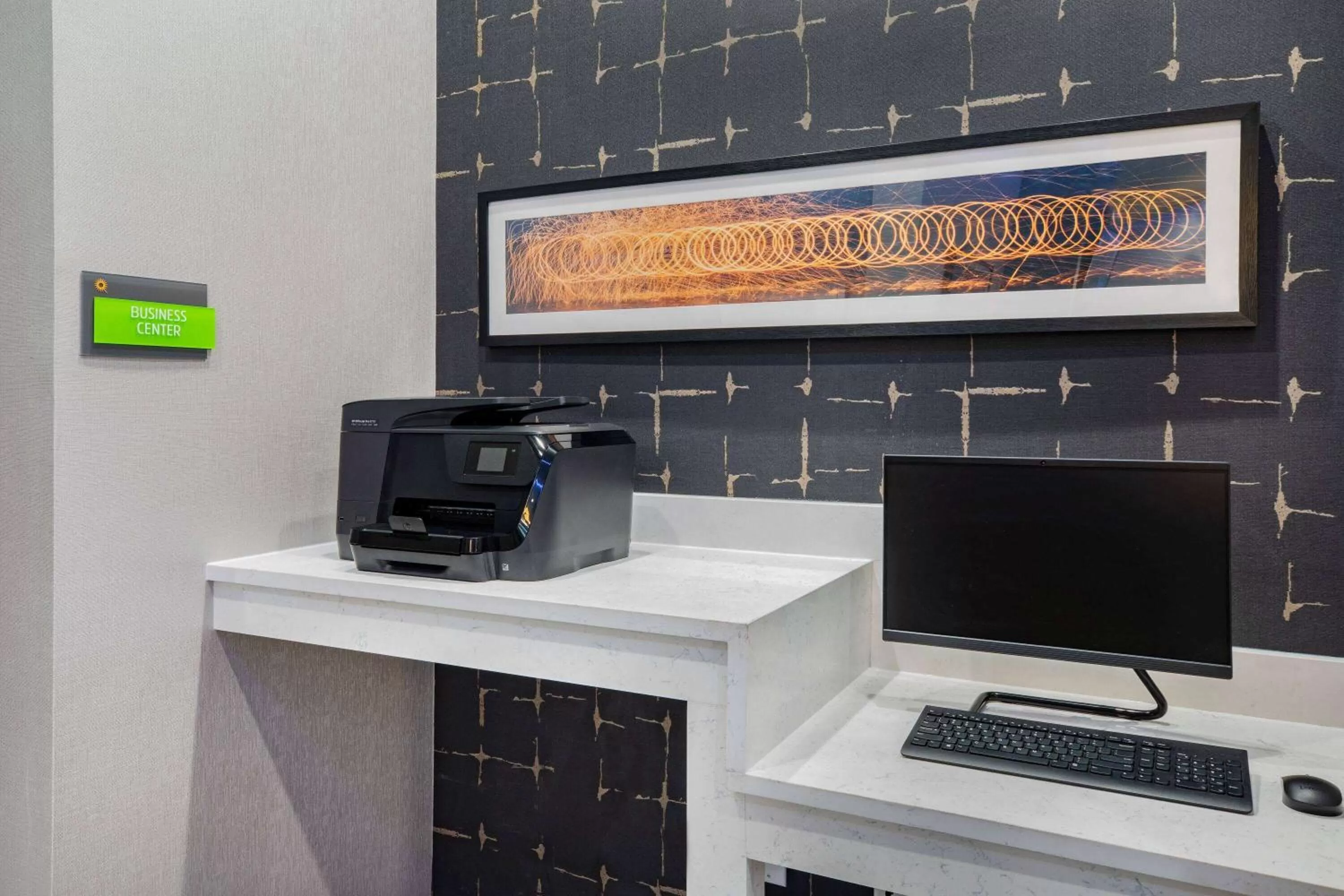 TV and multimedia in La Quinta Inn & Suites by Wyndham Galveston North at I-45