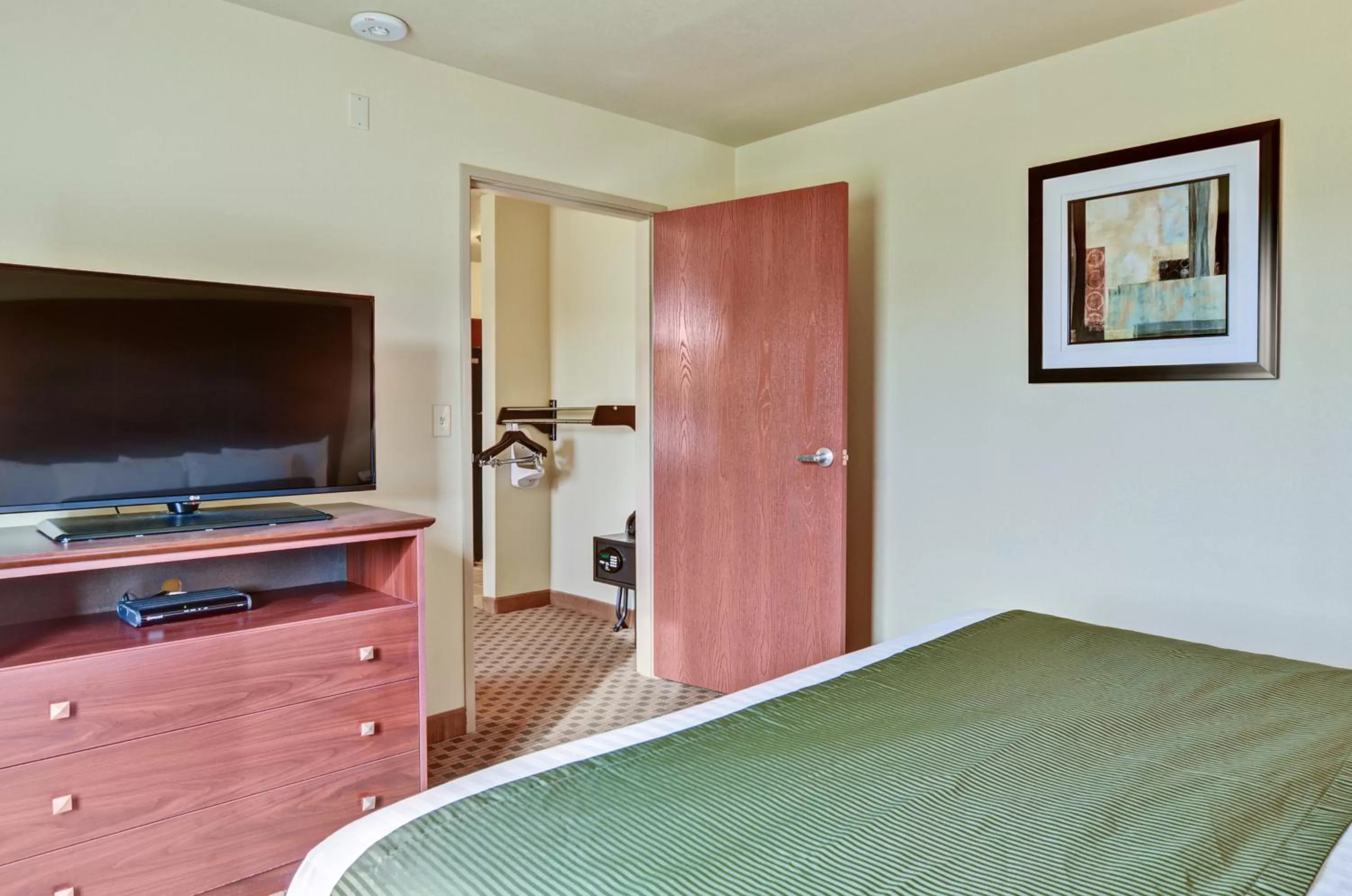 Bed in Cobblestone Inn & Suites - Rugby