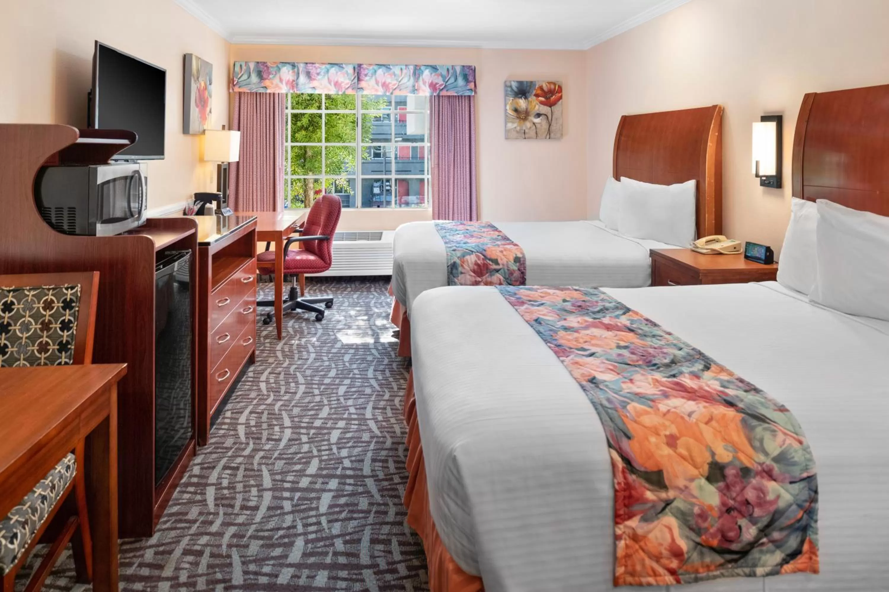 Photo of the whole room, Bed in Glendale Hotel