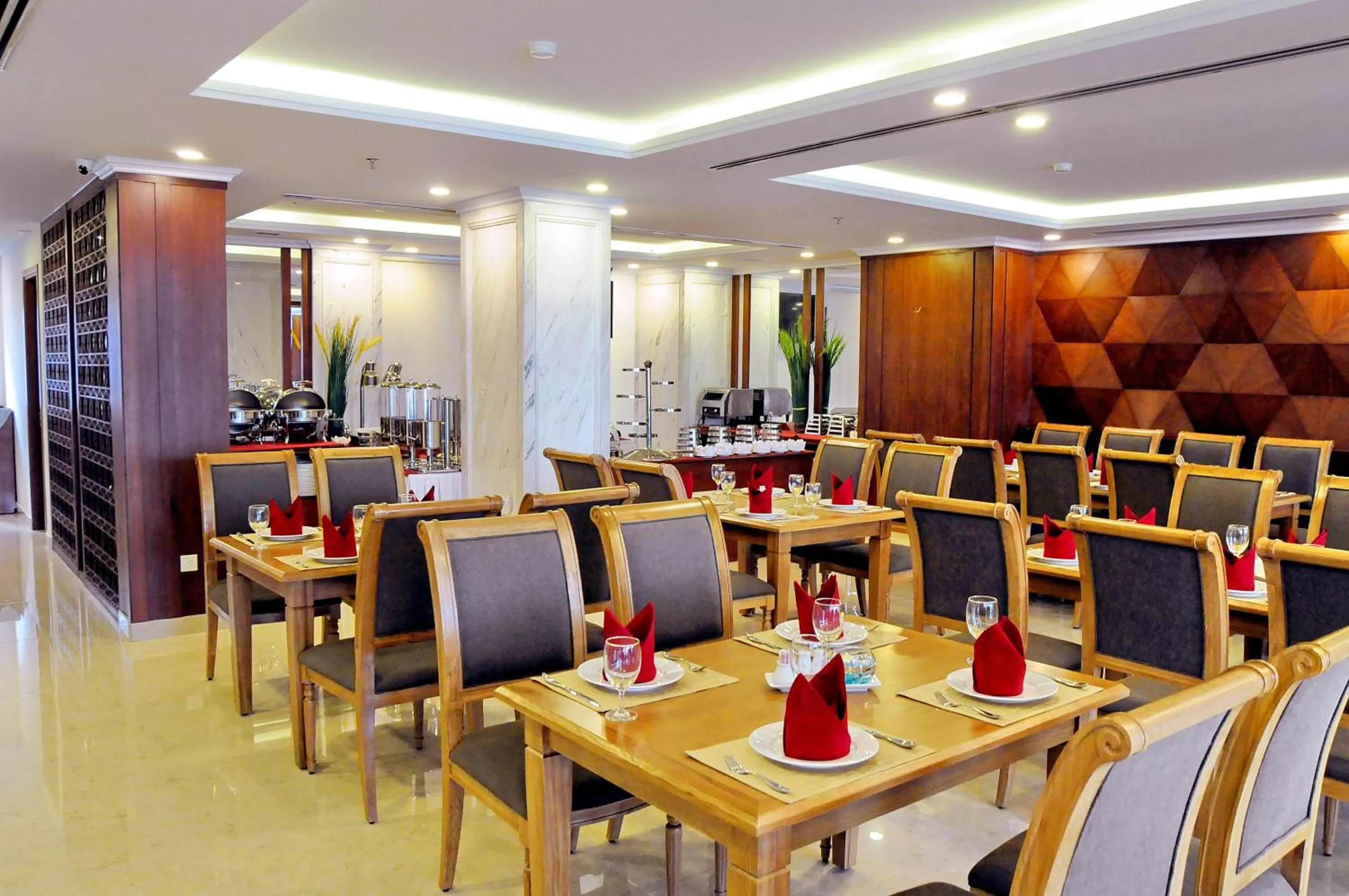 Restaurant/places to eat in Apus Hotel