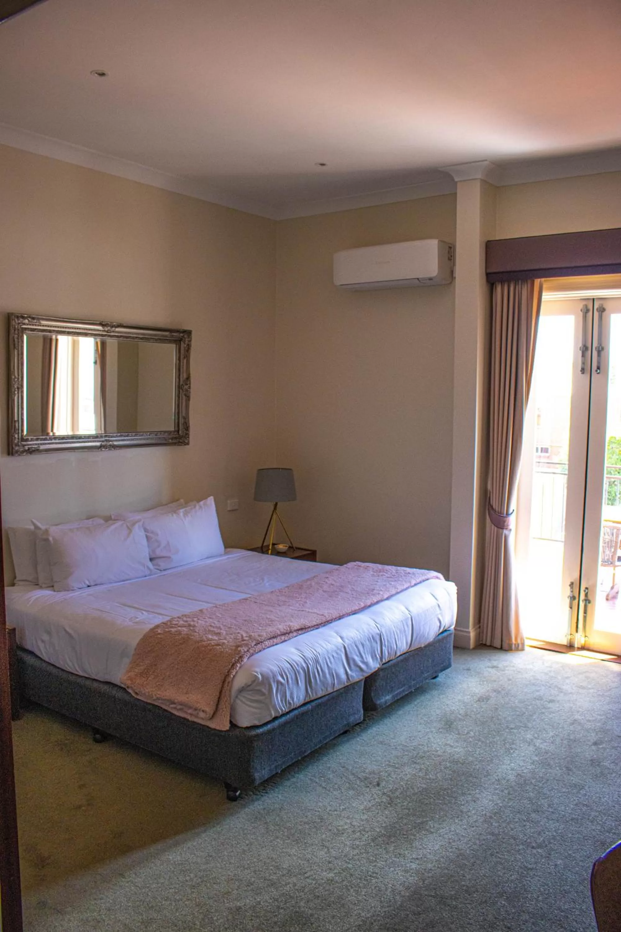 Bedroom, Bed in Oscars Hotel and Cafe Bar