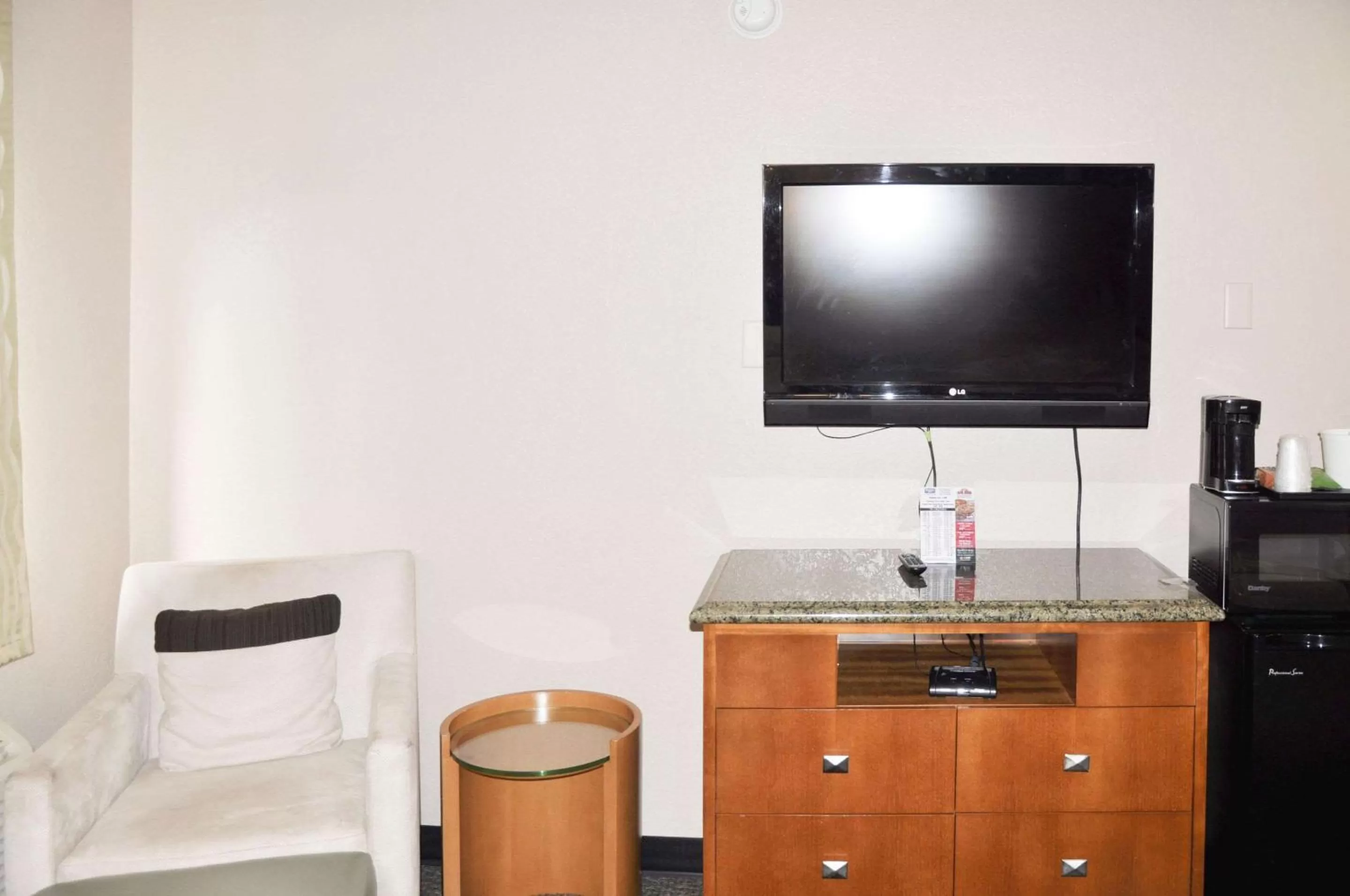 Photo of the whole room in Rodeway Inn