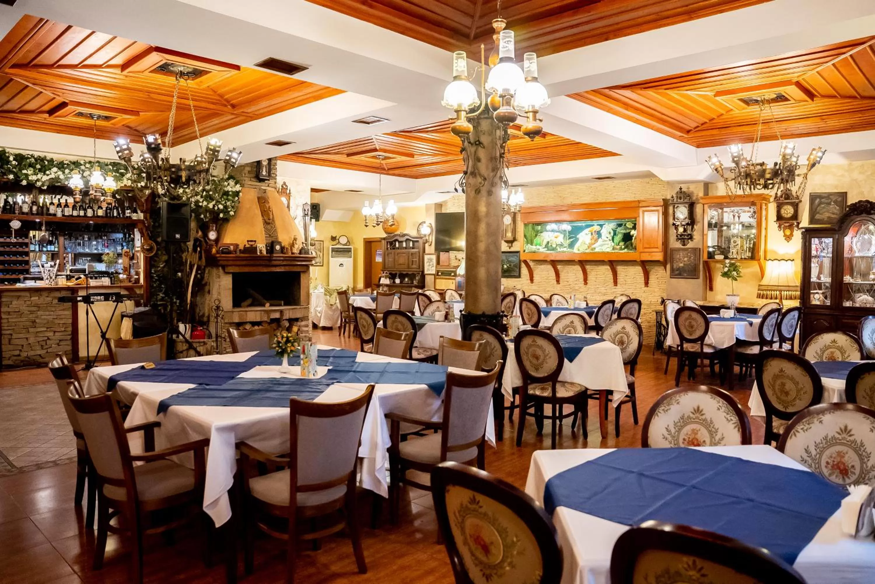 Restaurant/places to eat in Globus Hotel