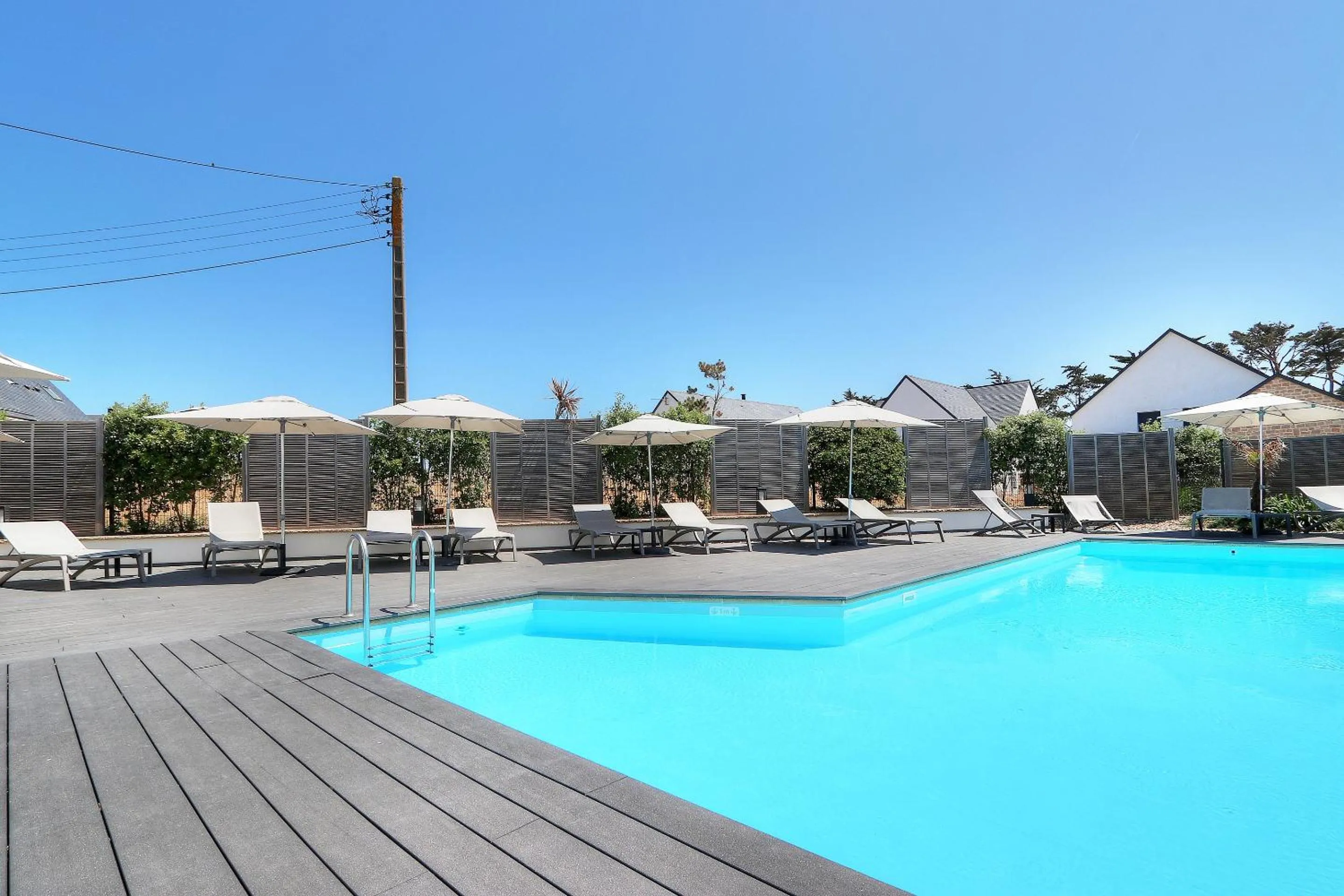 Pool view in Best Western Hôtel Le Bellevue Quiberon