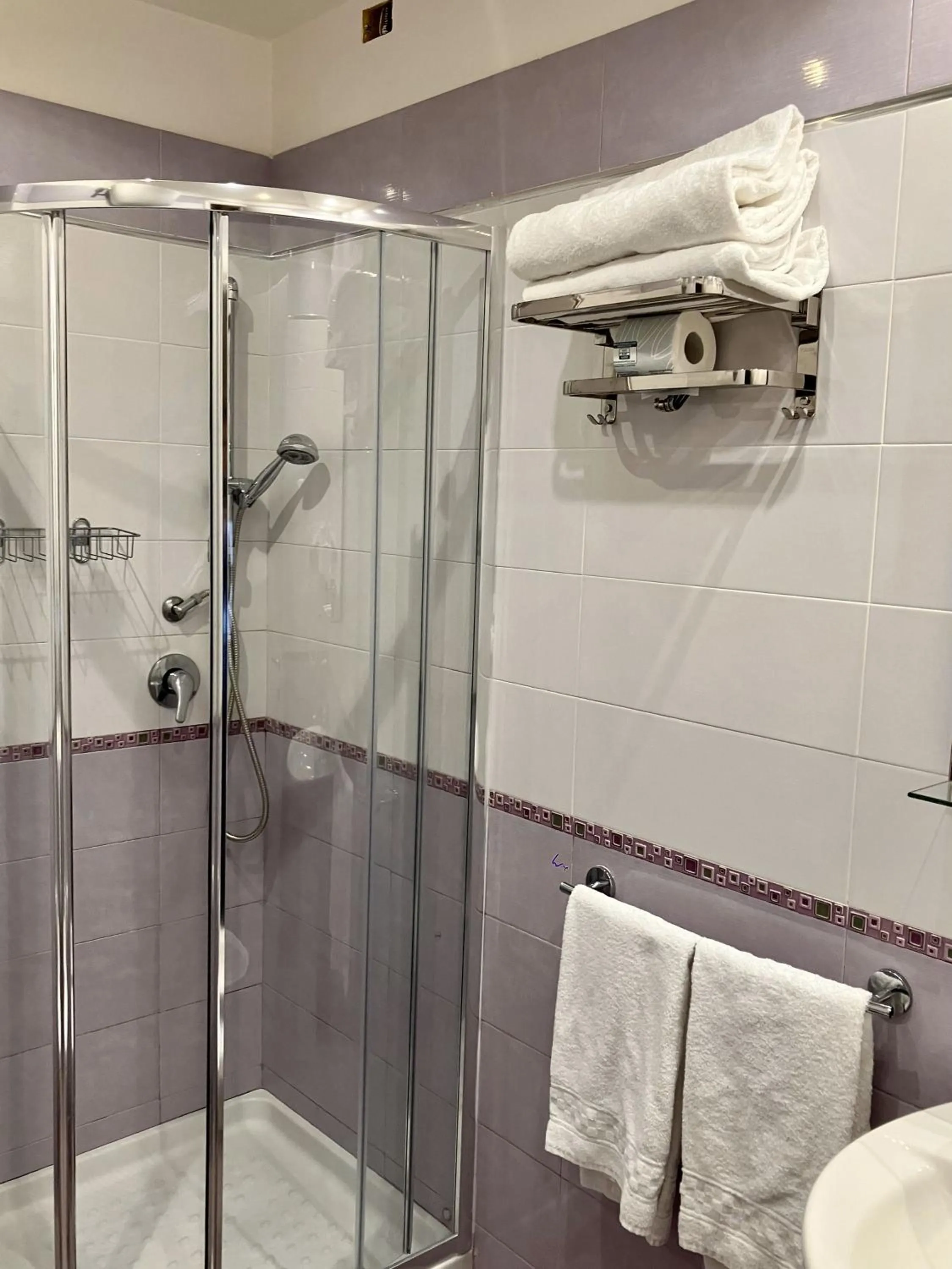 Shower in Hotel Erdarelli
