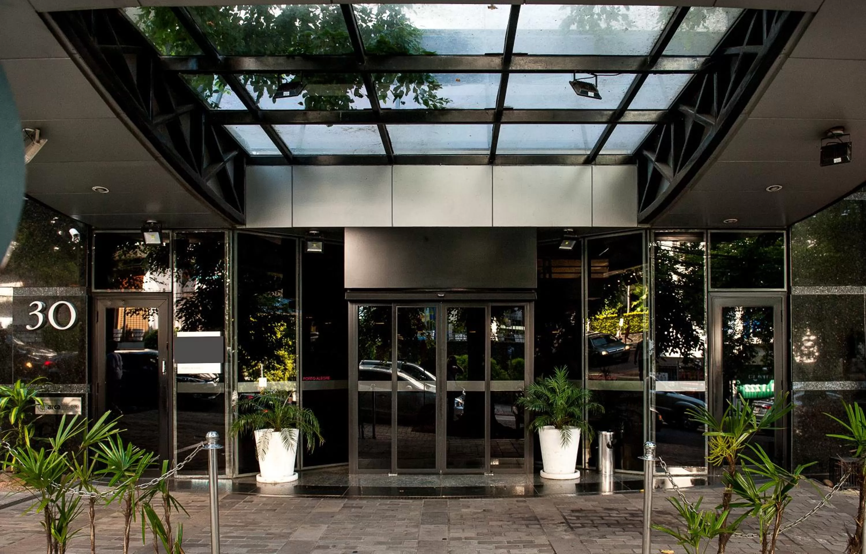 Facade/entrance in Manhattan Porto Alegre by Mercure - 5 minutos do Hospital Moinhos de Vento