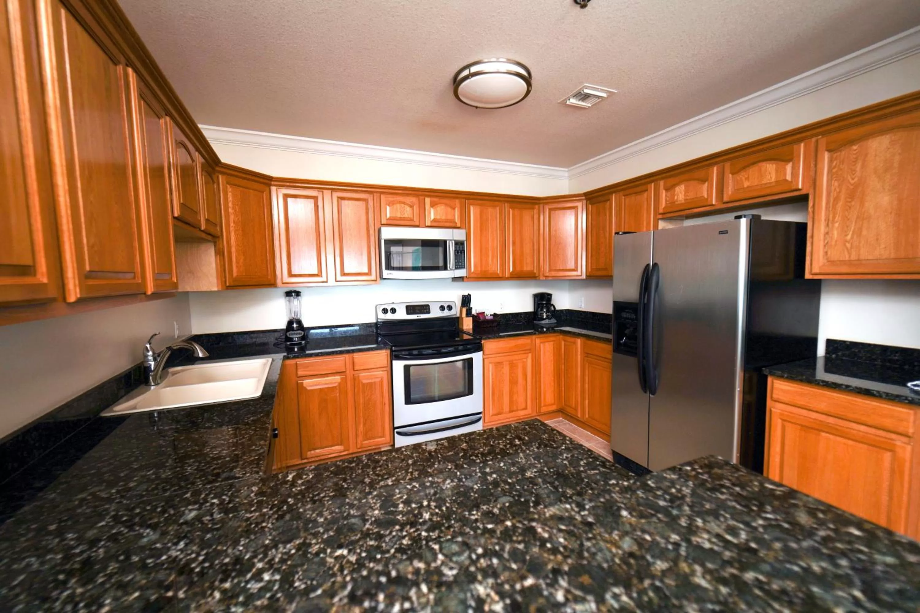 Kitchen or kitchenette in Holiday Inn Resort Grand Cayman by IHG