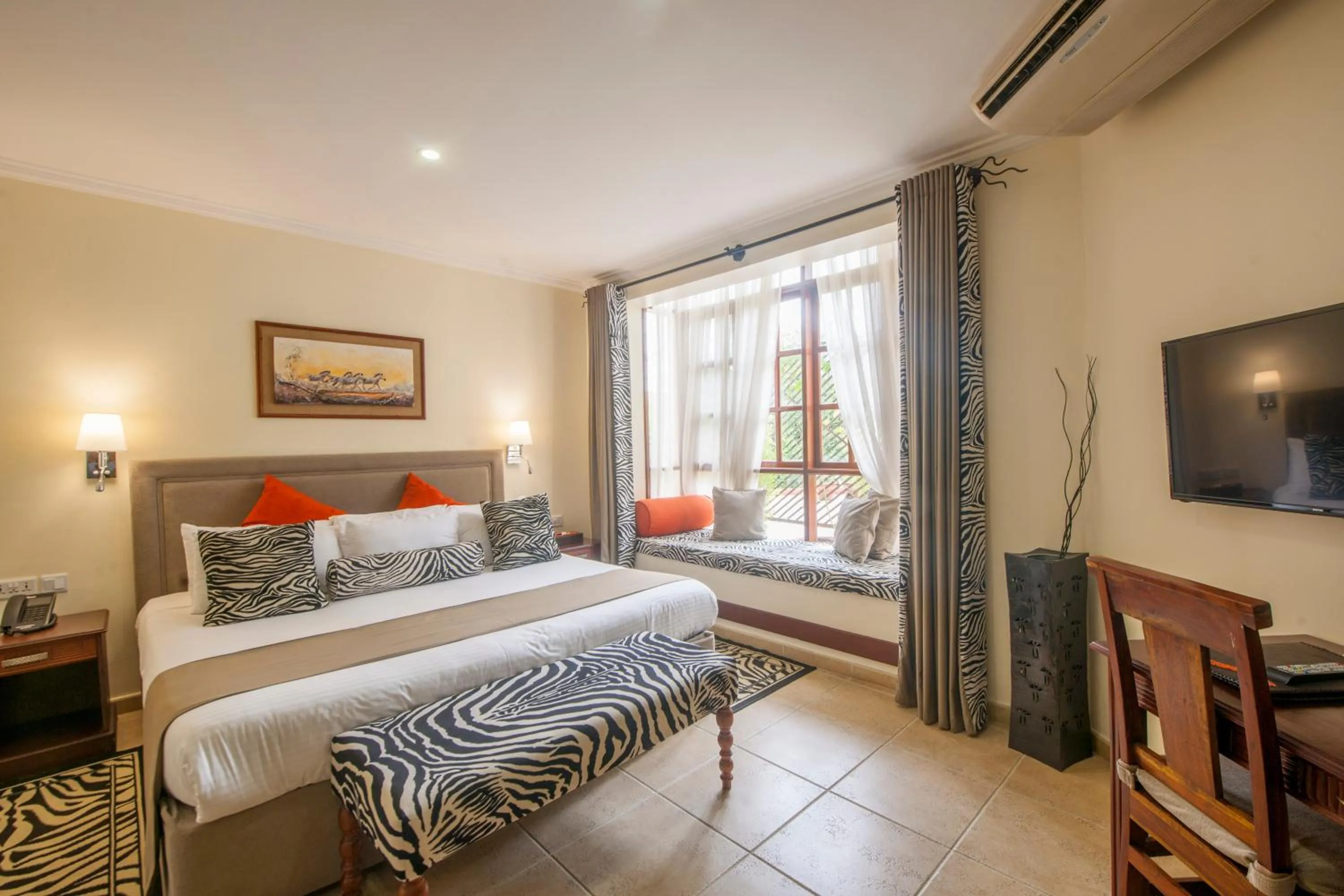 Bed in African Tulip Hotel