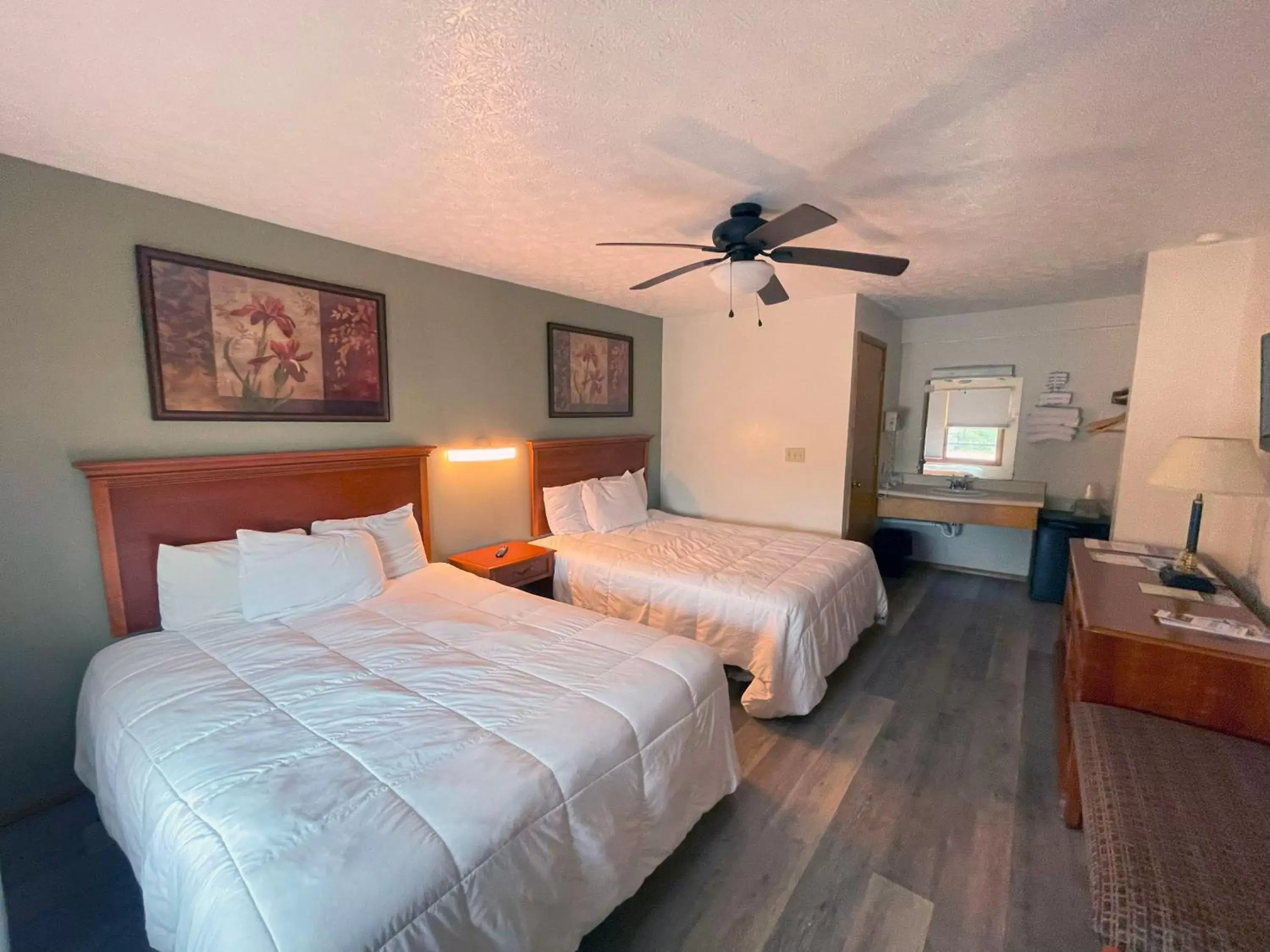 Deluxe Queen Room in Plantation Motel Deluxe Queen Room in Plantation Motel