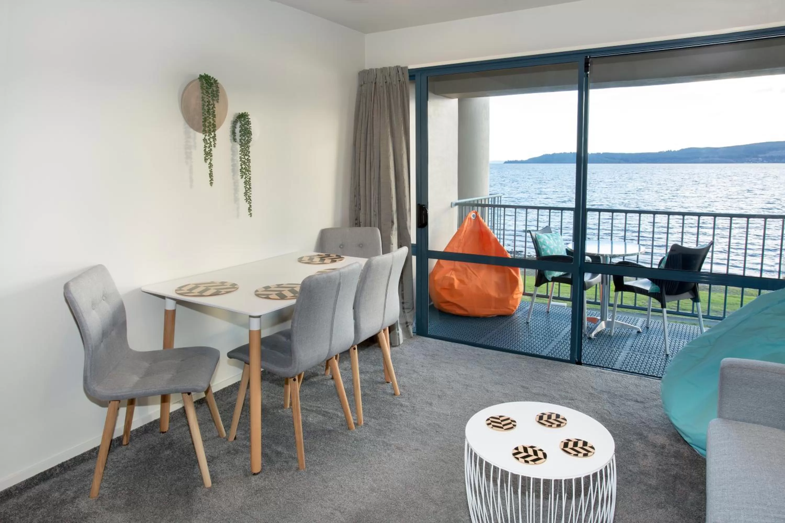 Photo of the whole room in Boulevard Waters