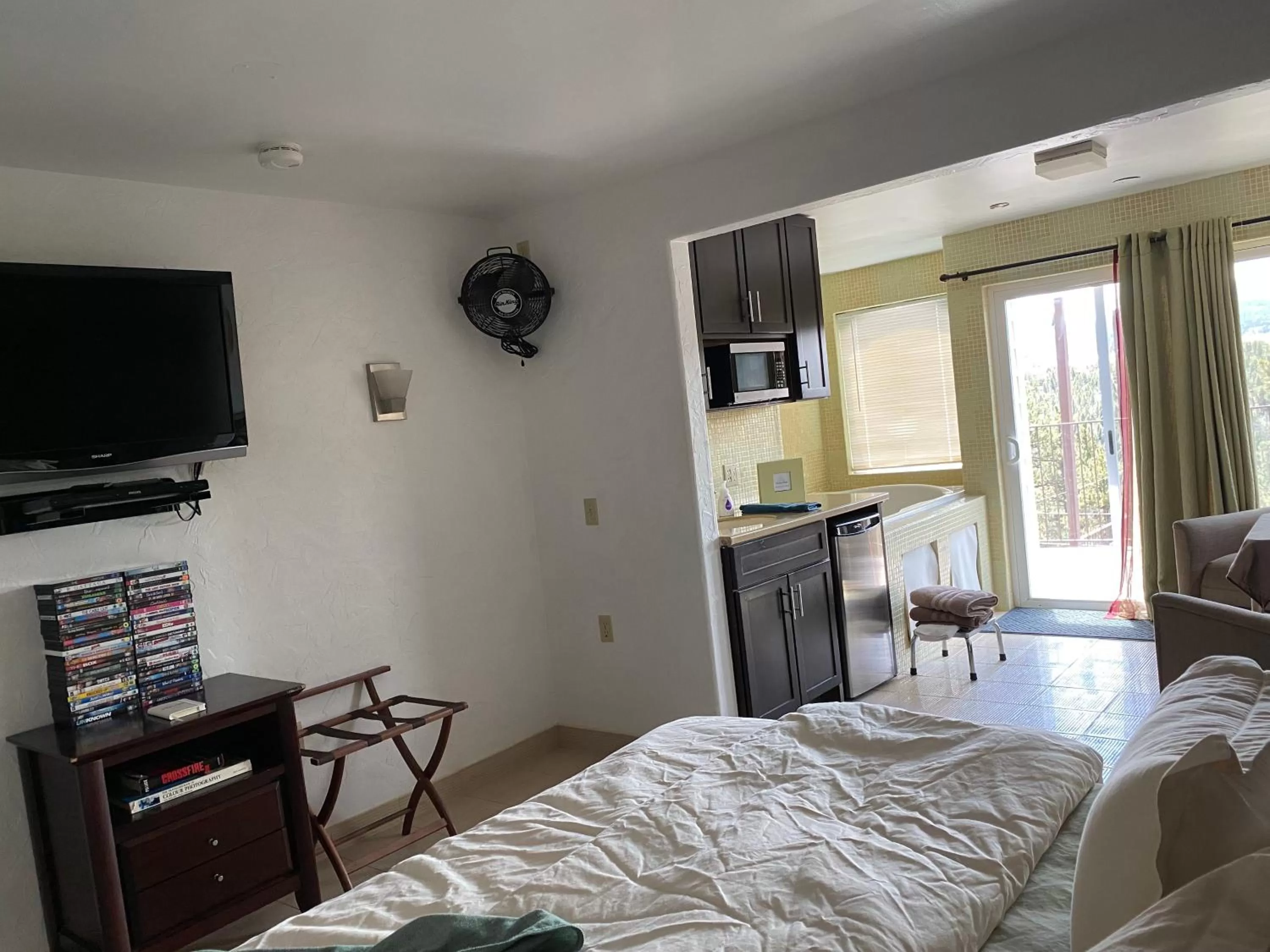 TV and multimedia, Bed in Pikes Peak Paradise Bed and Breakfast