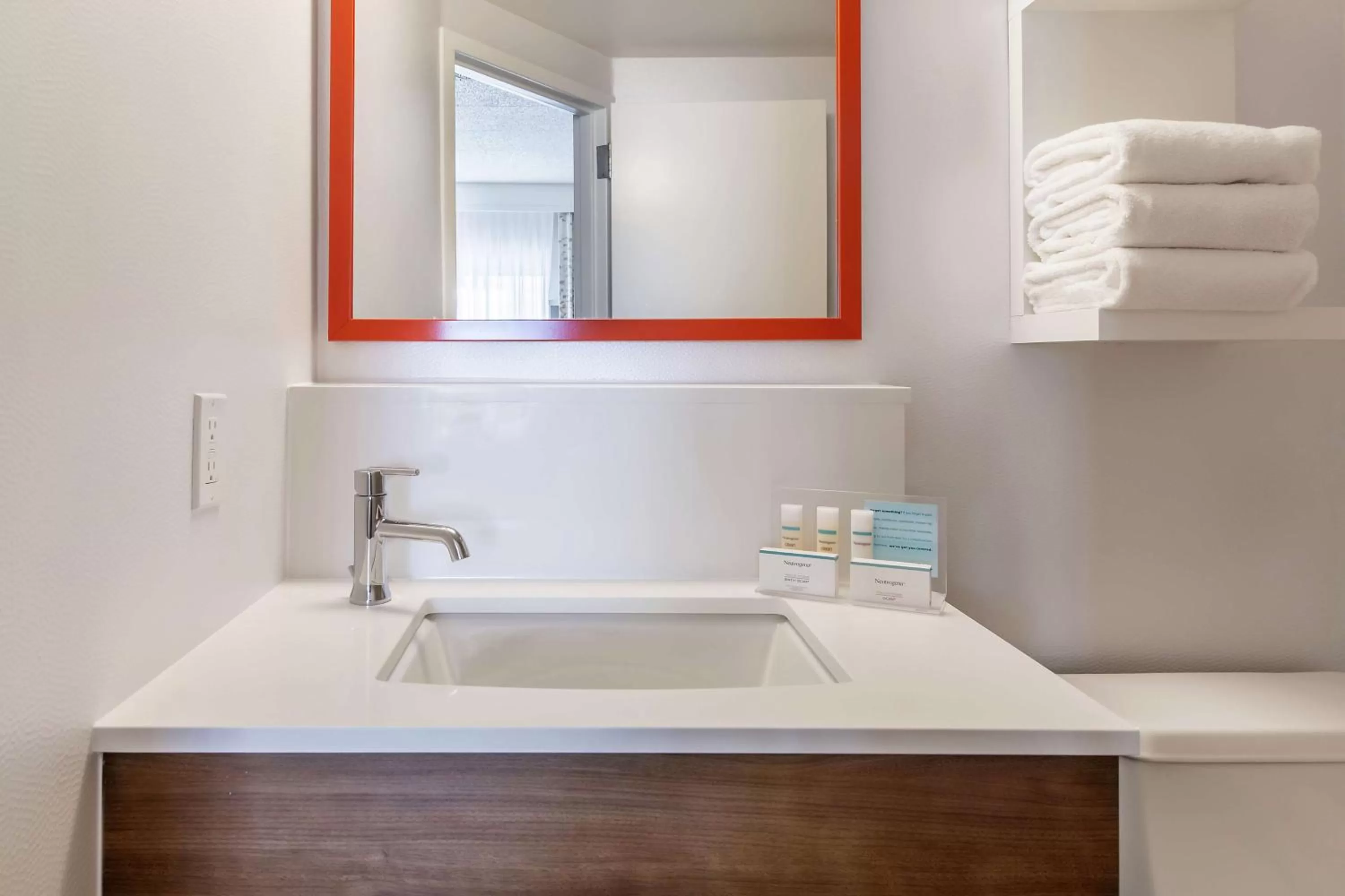 Bathroom in Hampton Inn Rockford