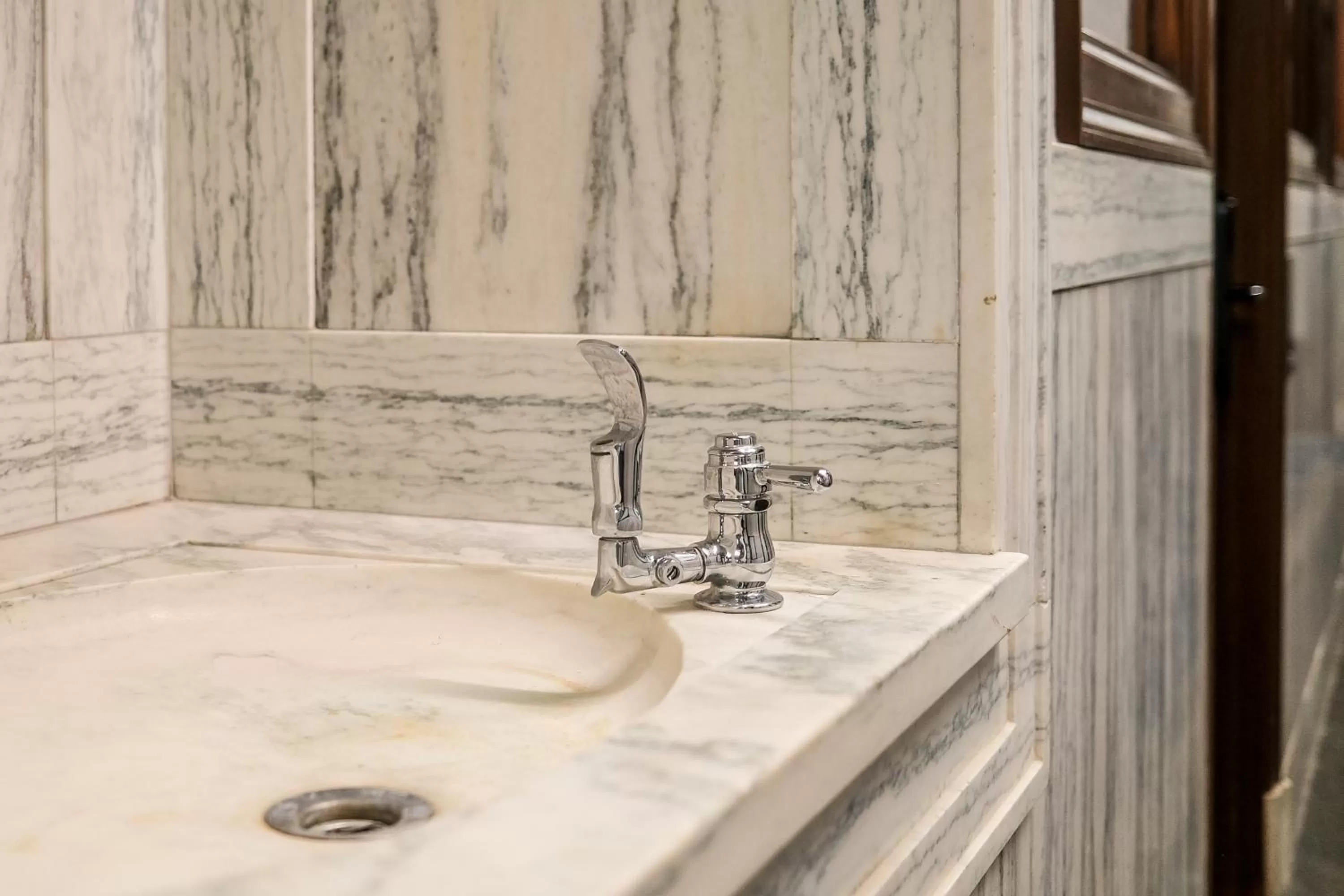 Communal lounge/ TV room in BLU-Tique, Akron, a Tribute Portfolio Hotel