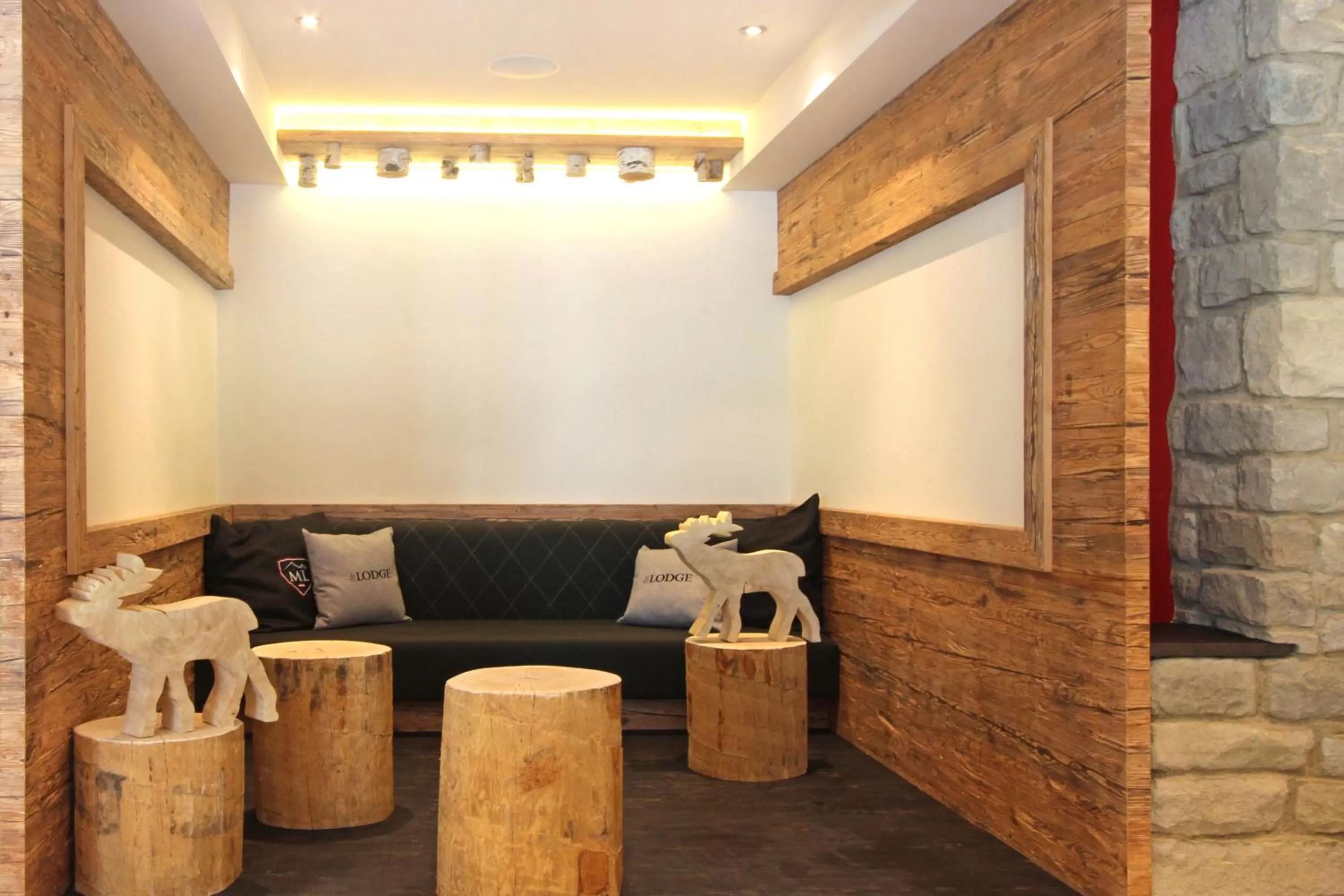 Lounge or bar in AvenidA Mountain Lodges Kaprun