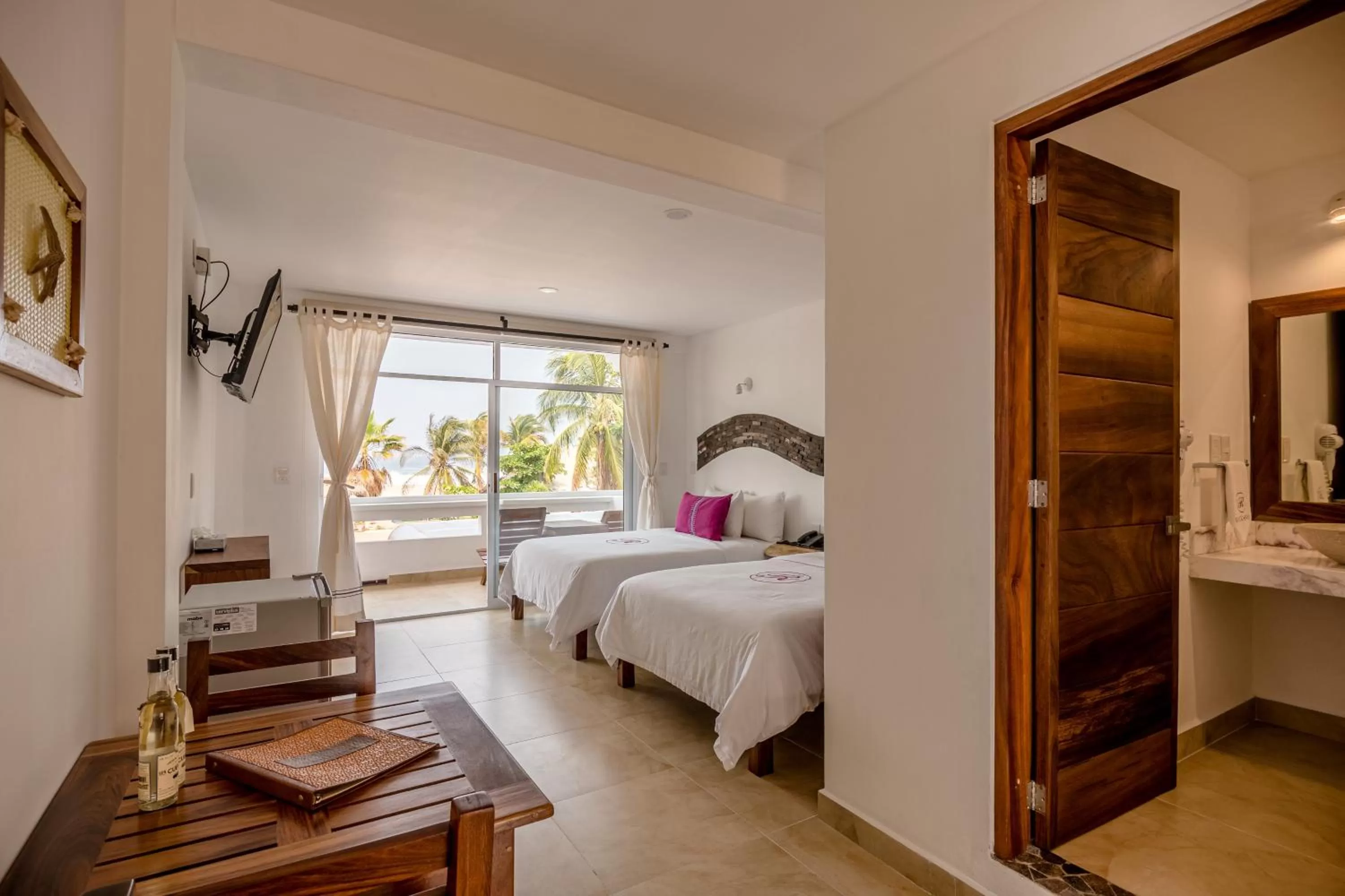 Photo of the whole room, Bed in Hotel Rockaway