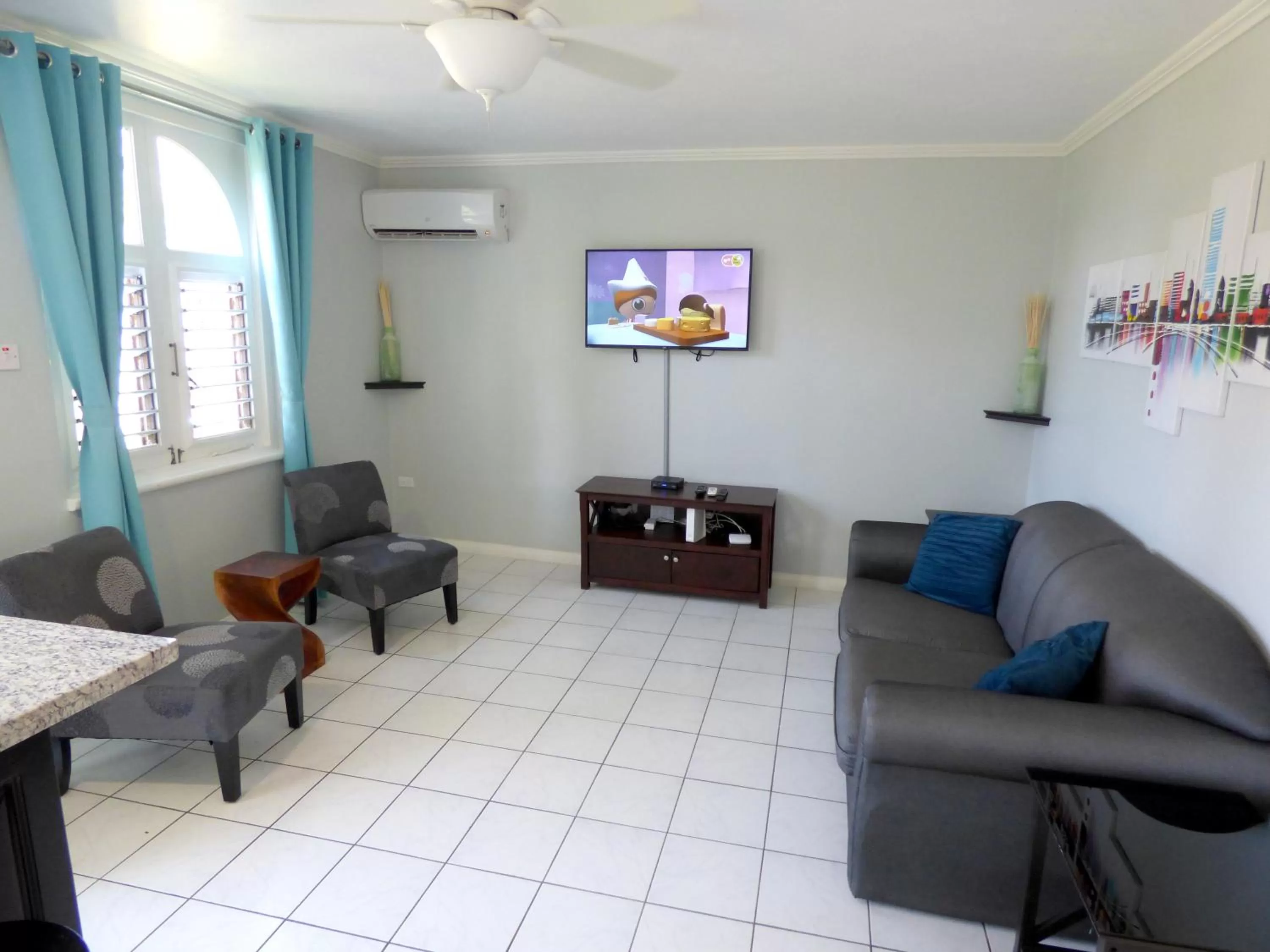 TV and multimedia in Beach One Bedroom Suite A17