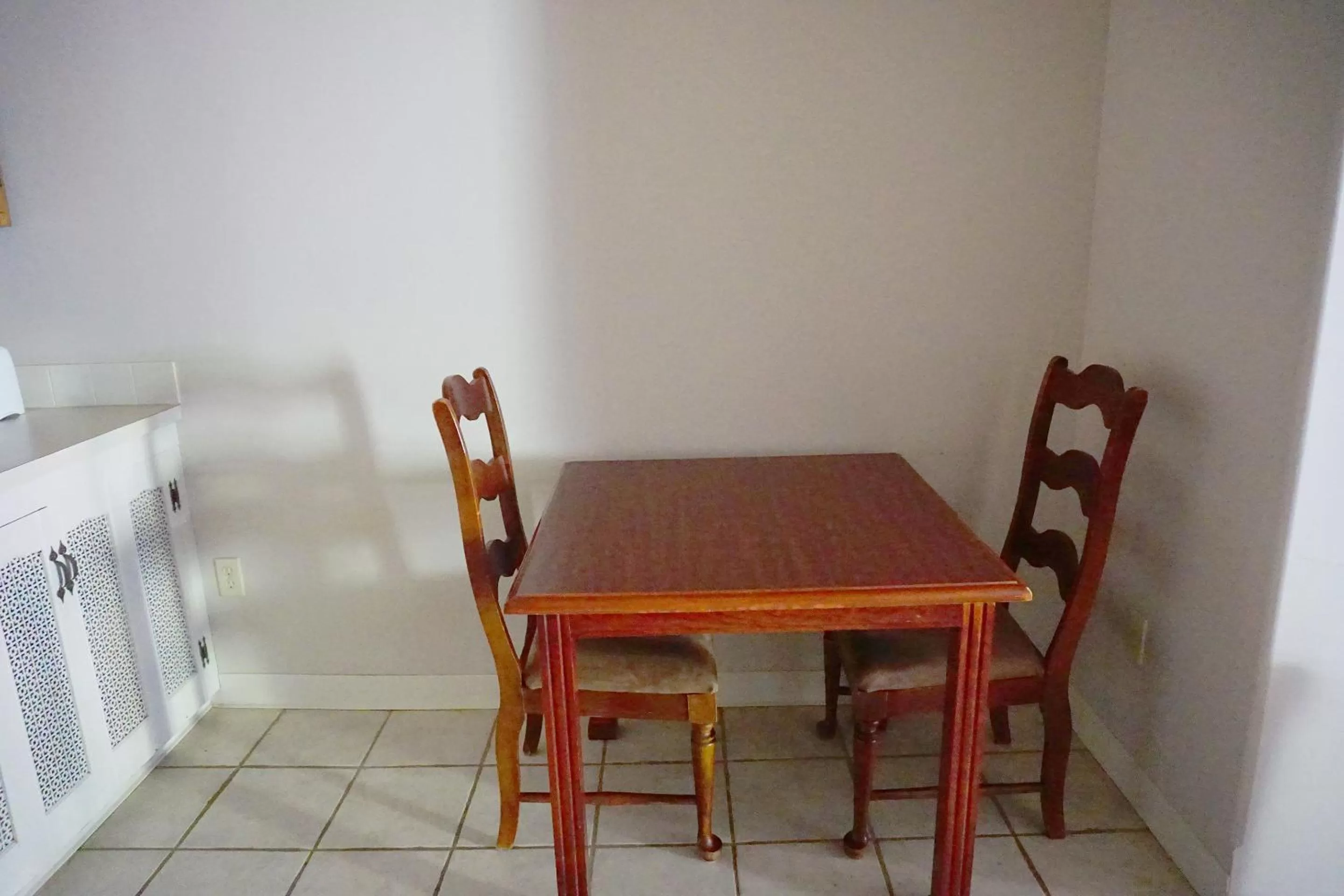 Dining area in Stay Saratoga