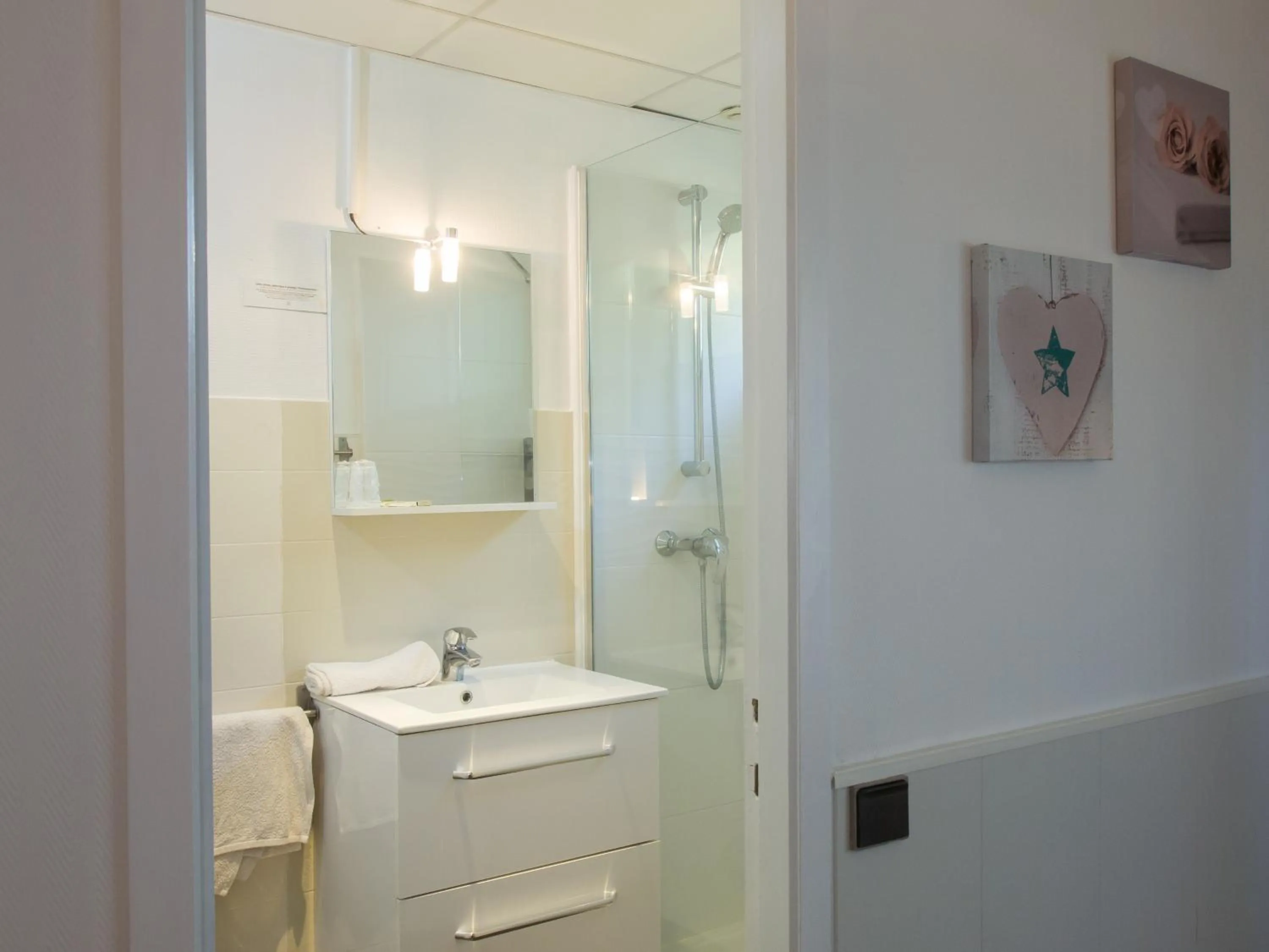 Photo of the whole room in Logis Hôtel l'Abricotine