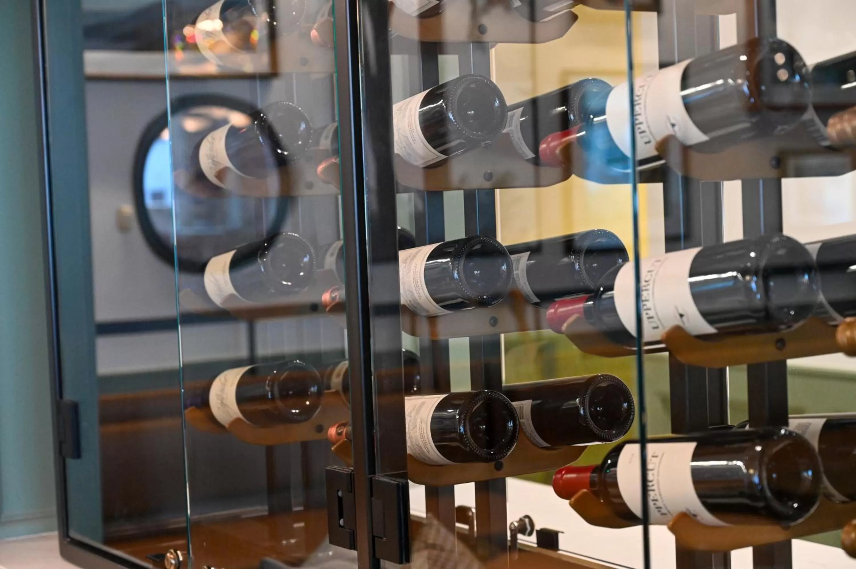 Lounge or bar in Six South St. Hotel