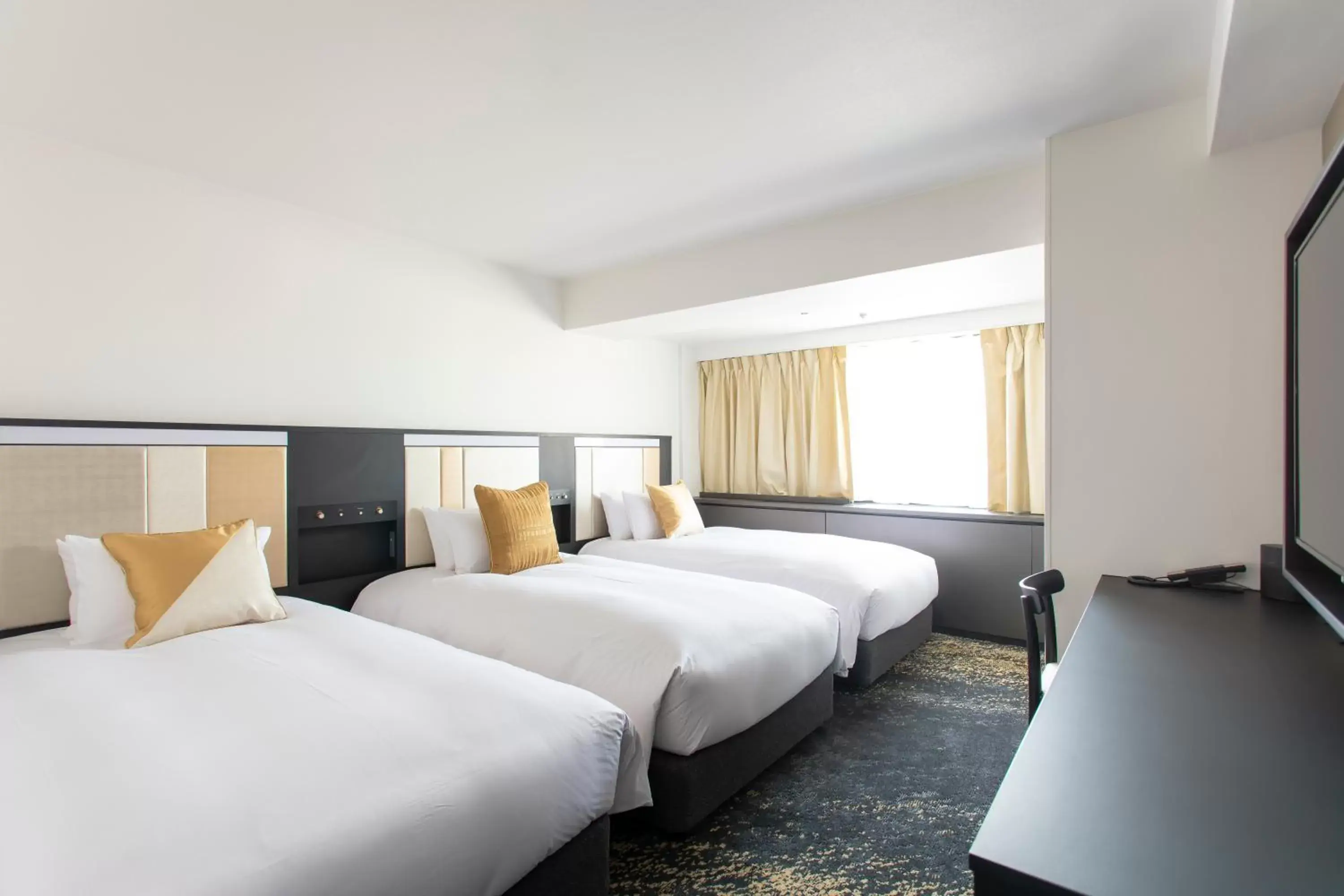 Cross Floor Triple Room with Club Lounge Access - Non-Smoking in Cross Hotel Osaka Cross Floor Triple Room with Club Lounge Access - Non-Smoking in Cross Hotel Osaka