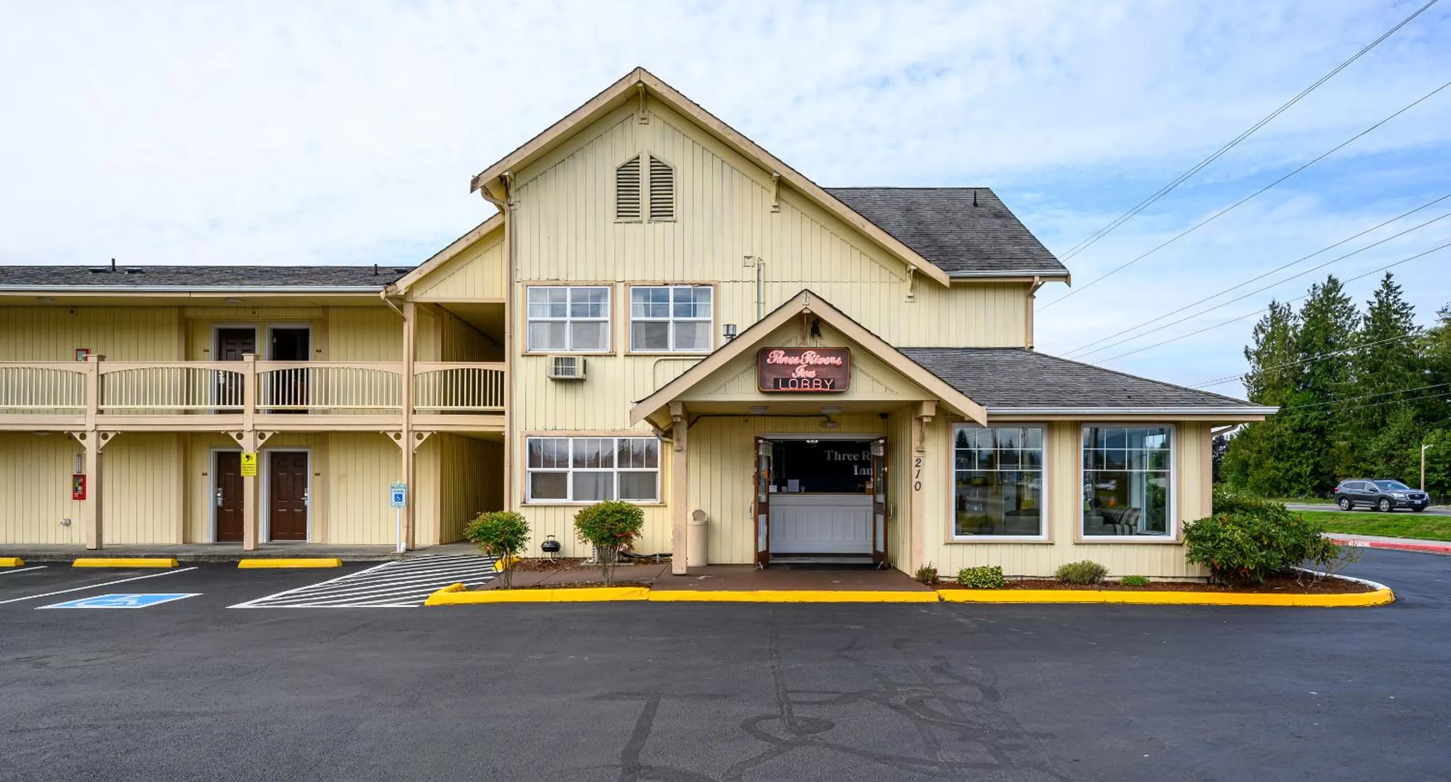 Property building in Three Rivers Inn Sedro Woolley