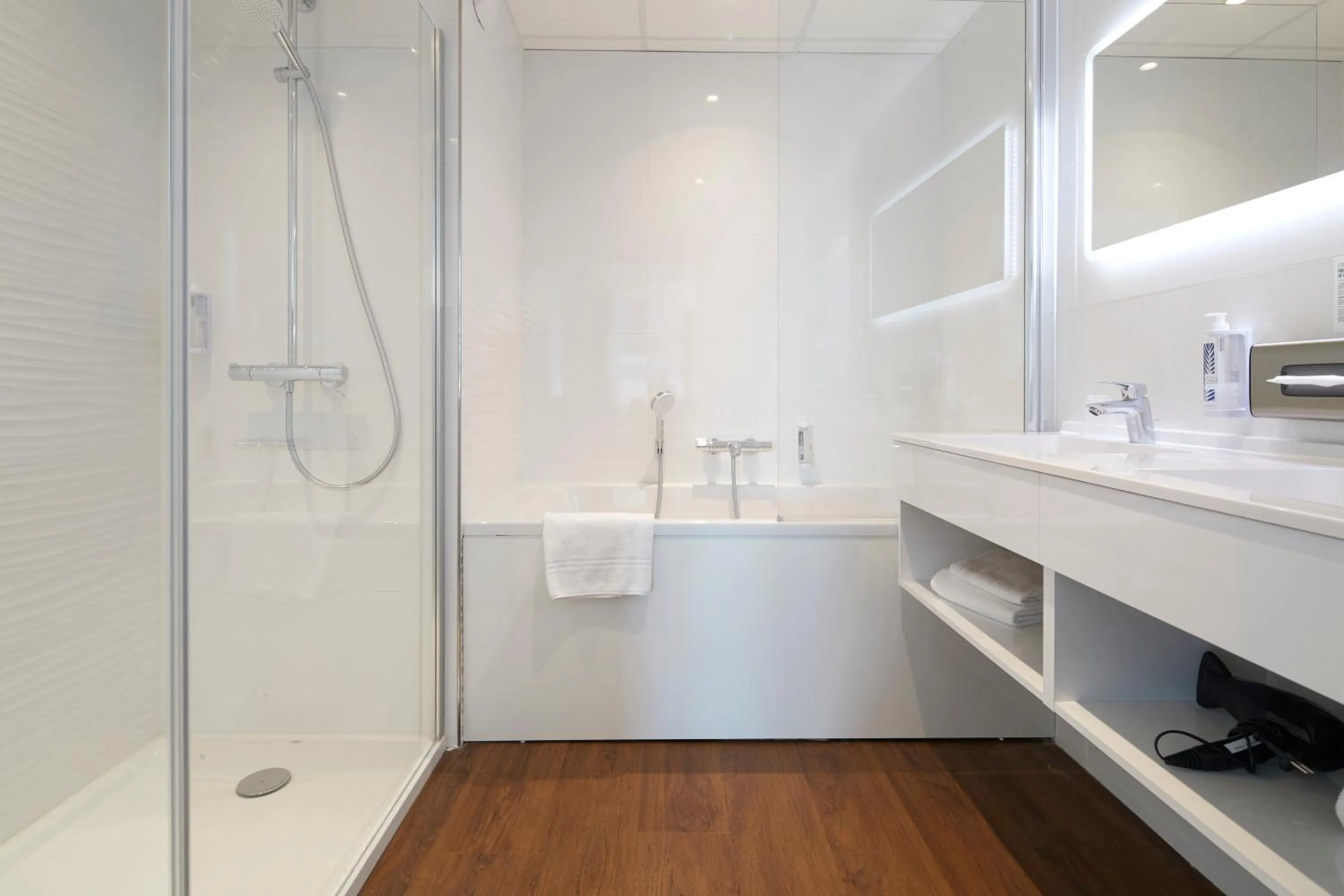 Bathroom in Westotel Pornic Côte de Jade