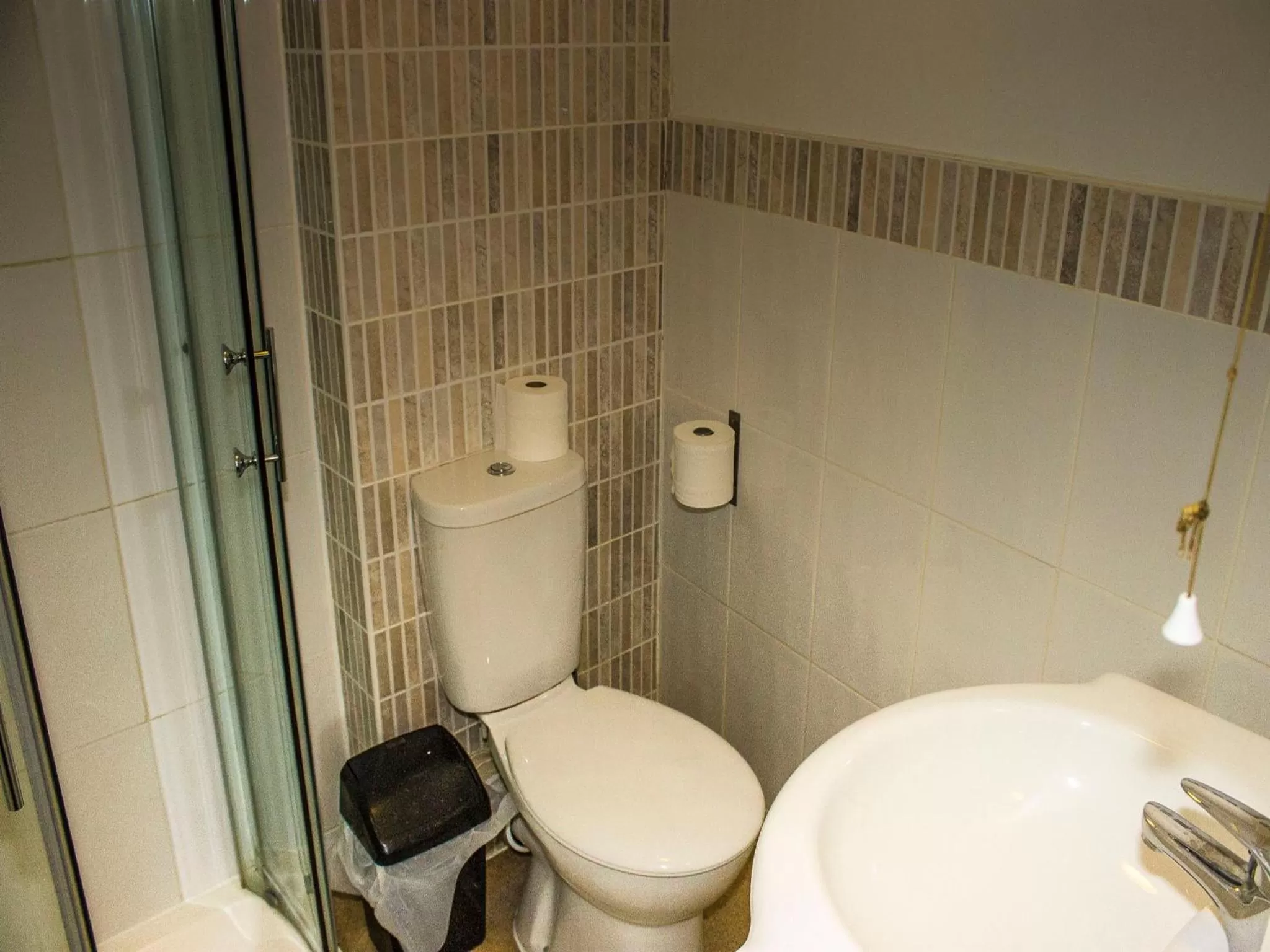 Bathroom in Cricklewood Lodge Hotel