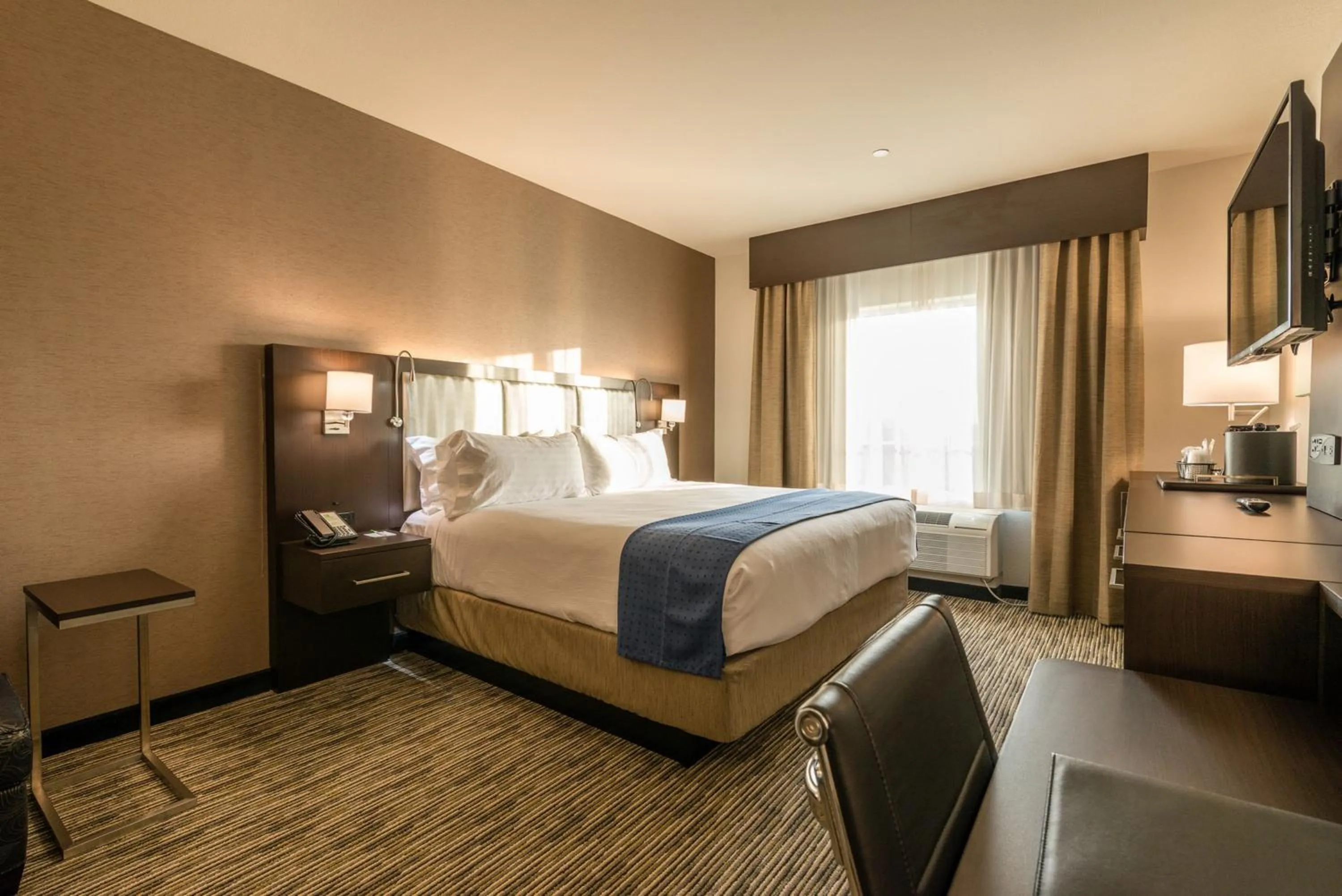 Photo of the whole room, Bed in Holiday Inn Austin Airport by IHG