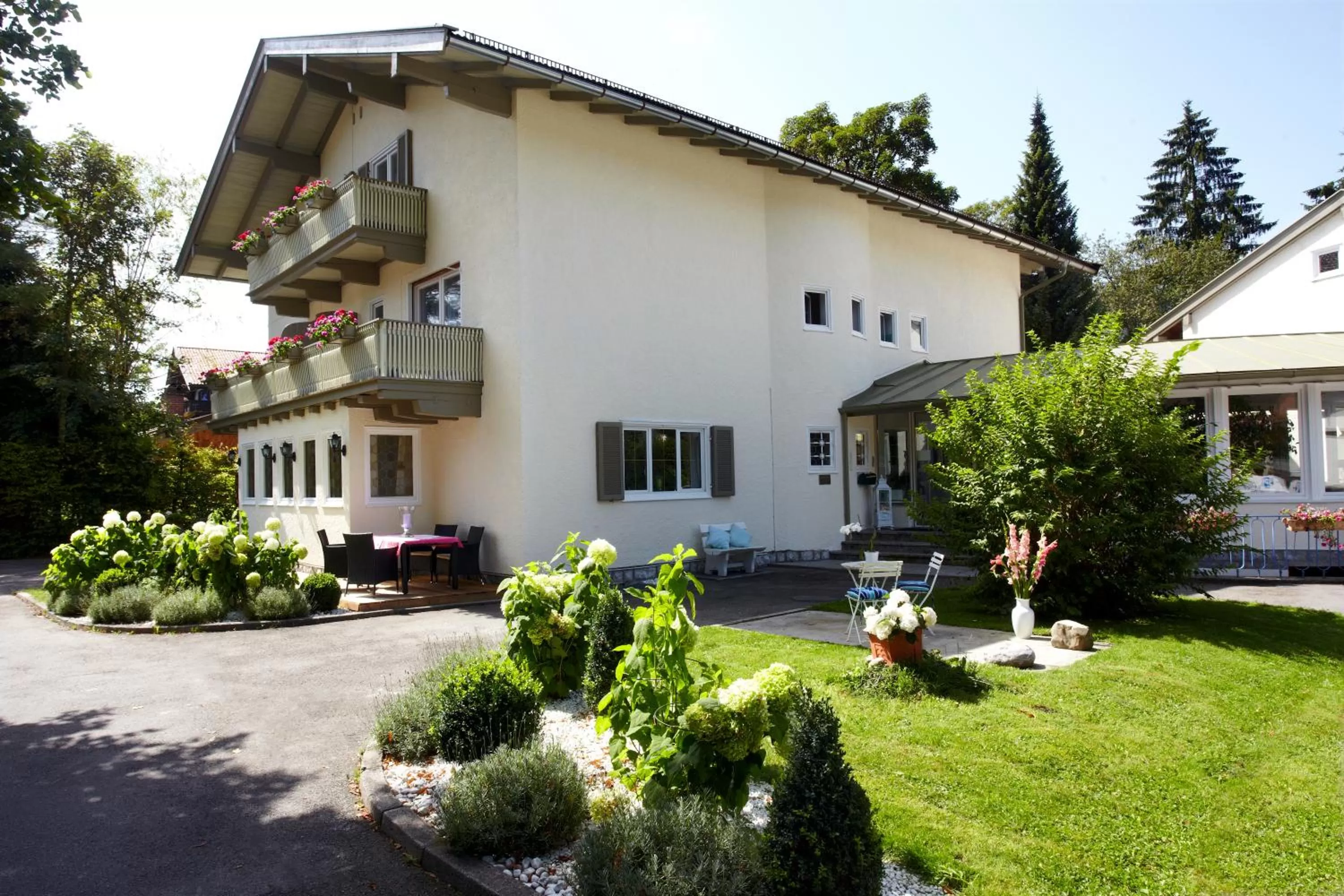 Facade/entrance, Property Building in Hotel Berlin Tegernsee