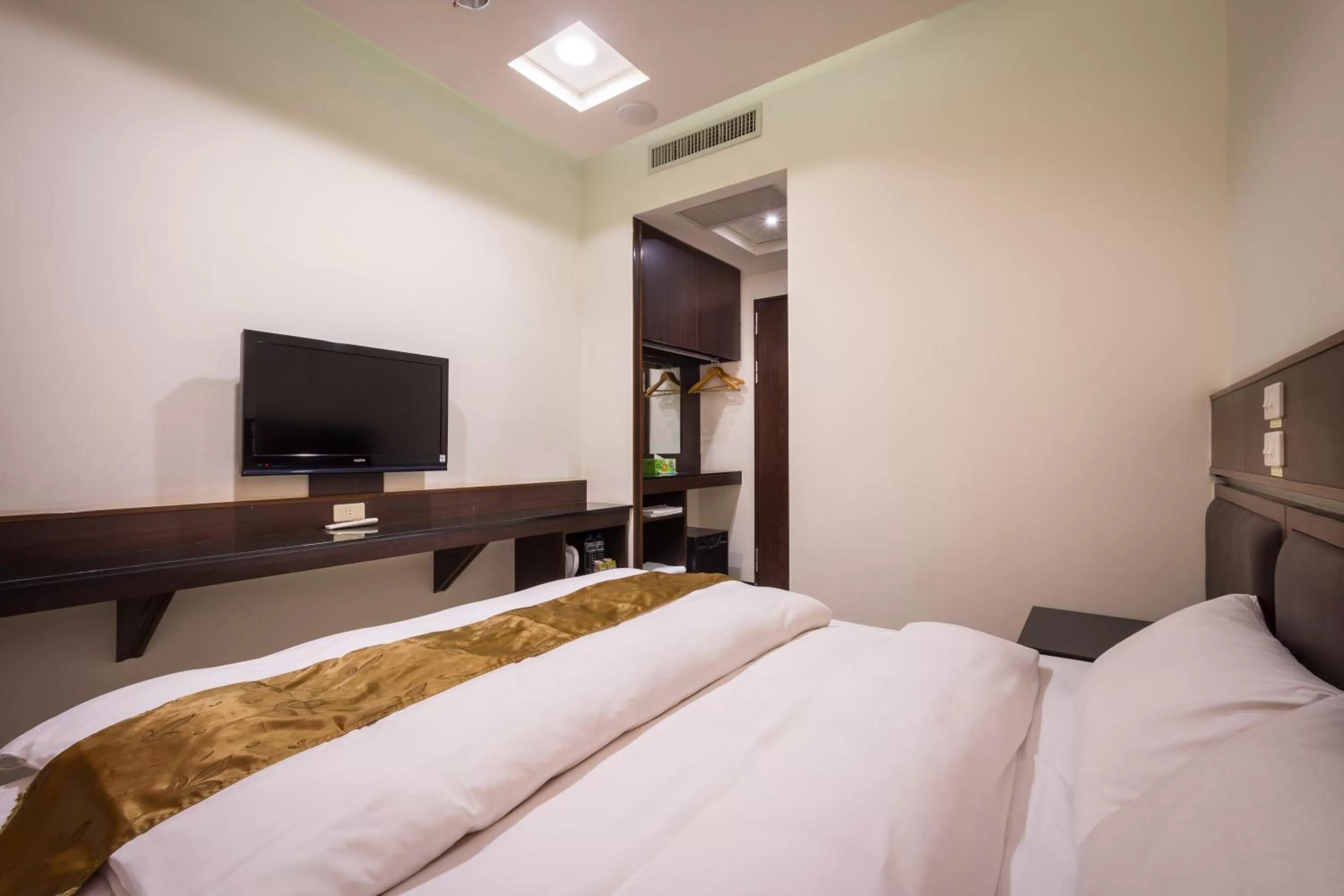 TV and multimedia, Bed in Twinstar Hotel