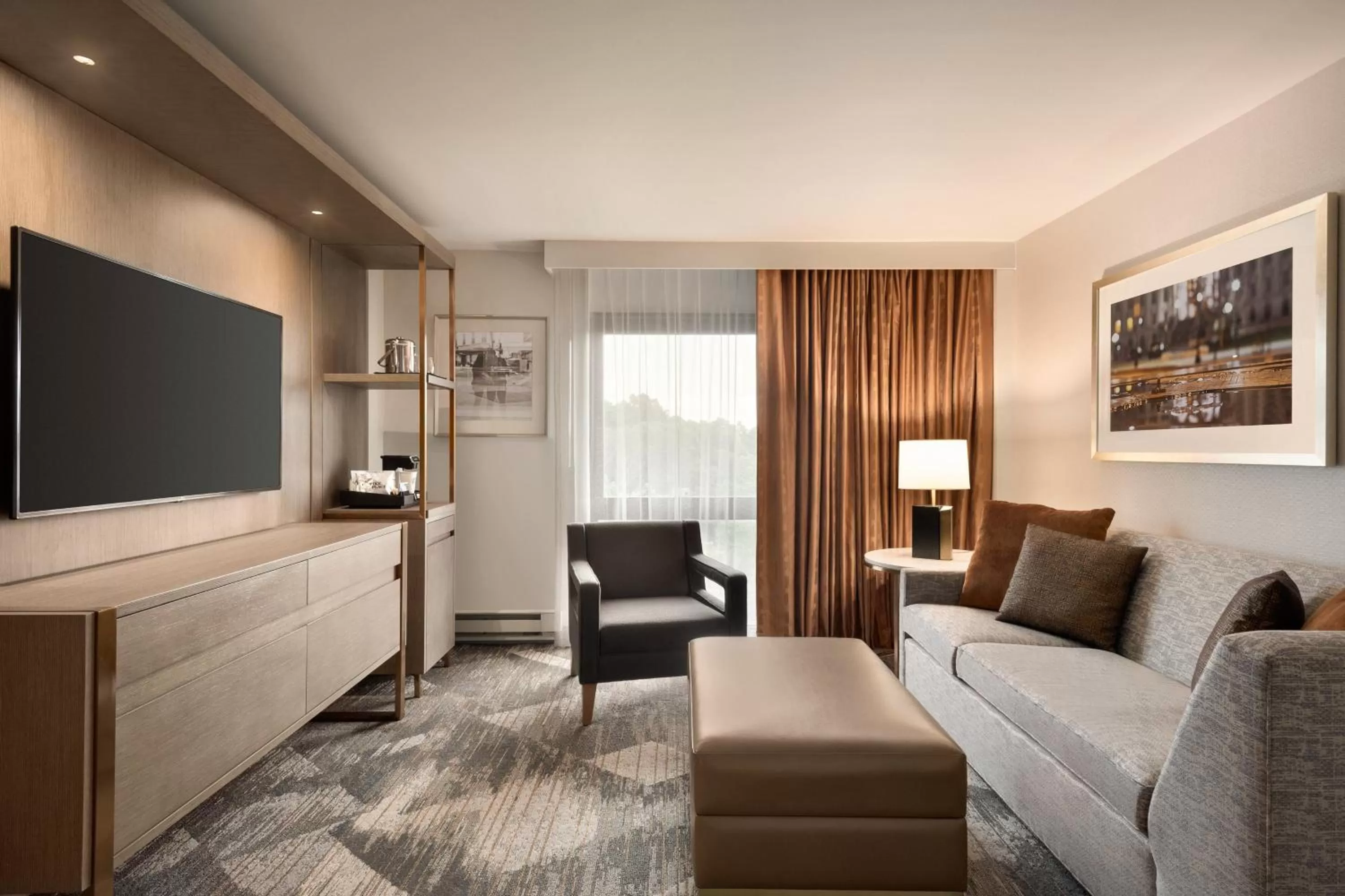 Living room in Sheraton Madison Hotel