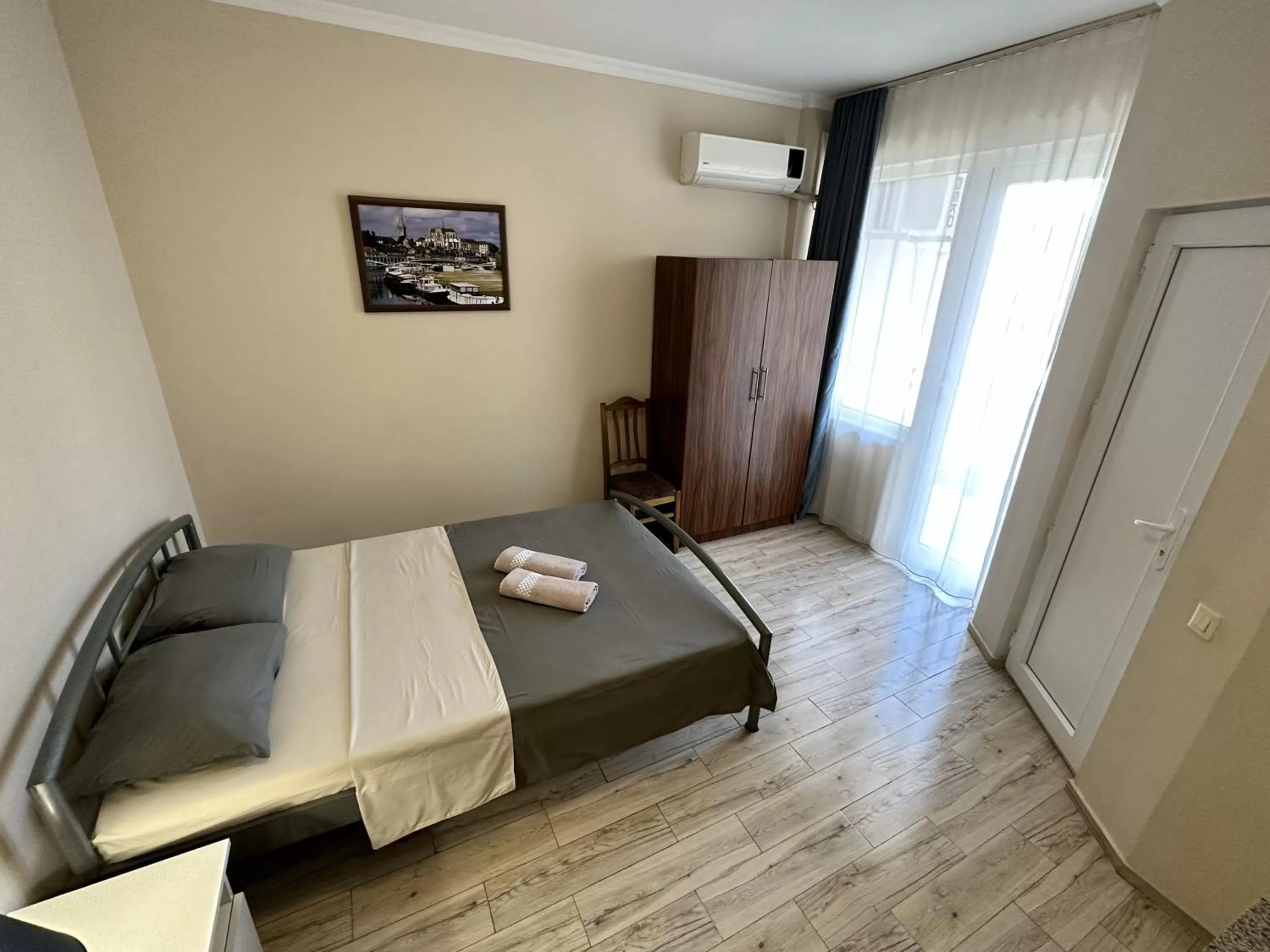 Photo of the whole room, Bed in National+