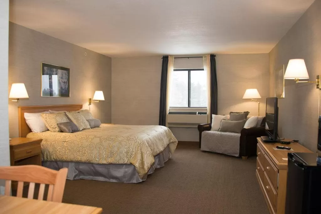 Deluxe King Suite in All Seasons Resort